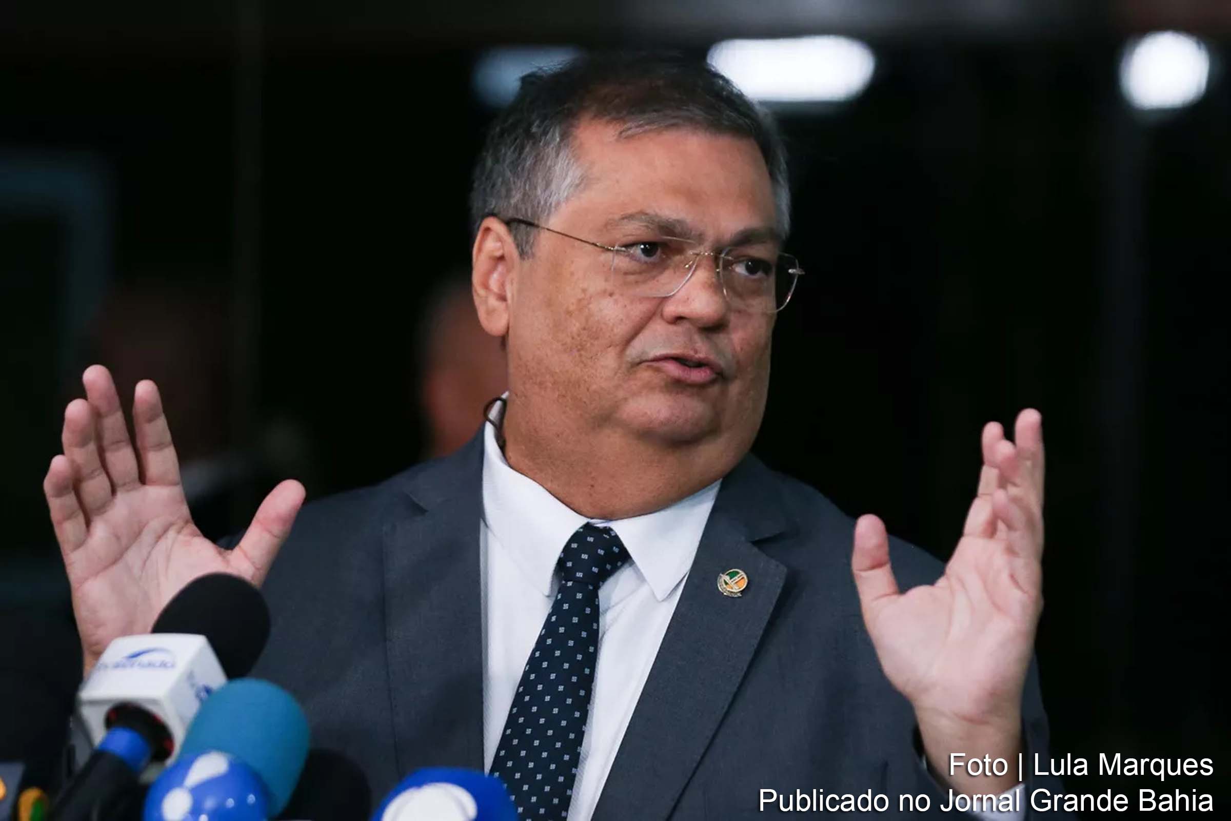 Flávio Dino, senador e ex-ministro da Justiça, propõe PEC para excluir aposentadoria compulsória de juízes, promotores e militares que cometeram crimes graves.