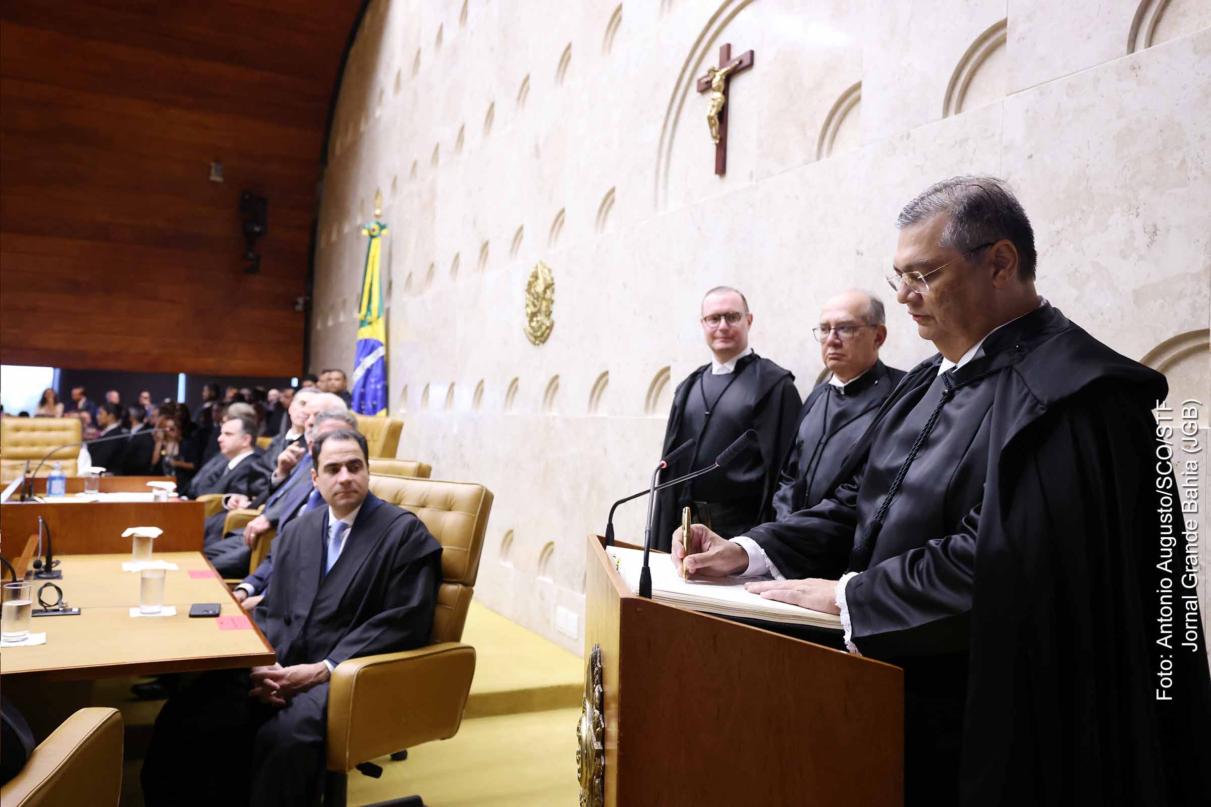 Flávio Dino toma posse como ministro do Supremo Tribunal Federal em cerimônia no Plenário da Corte, prestigiada por autoridades e familiares.