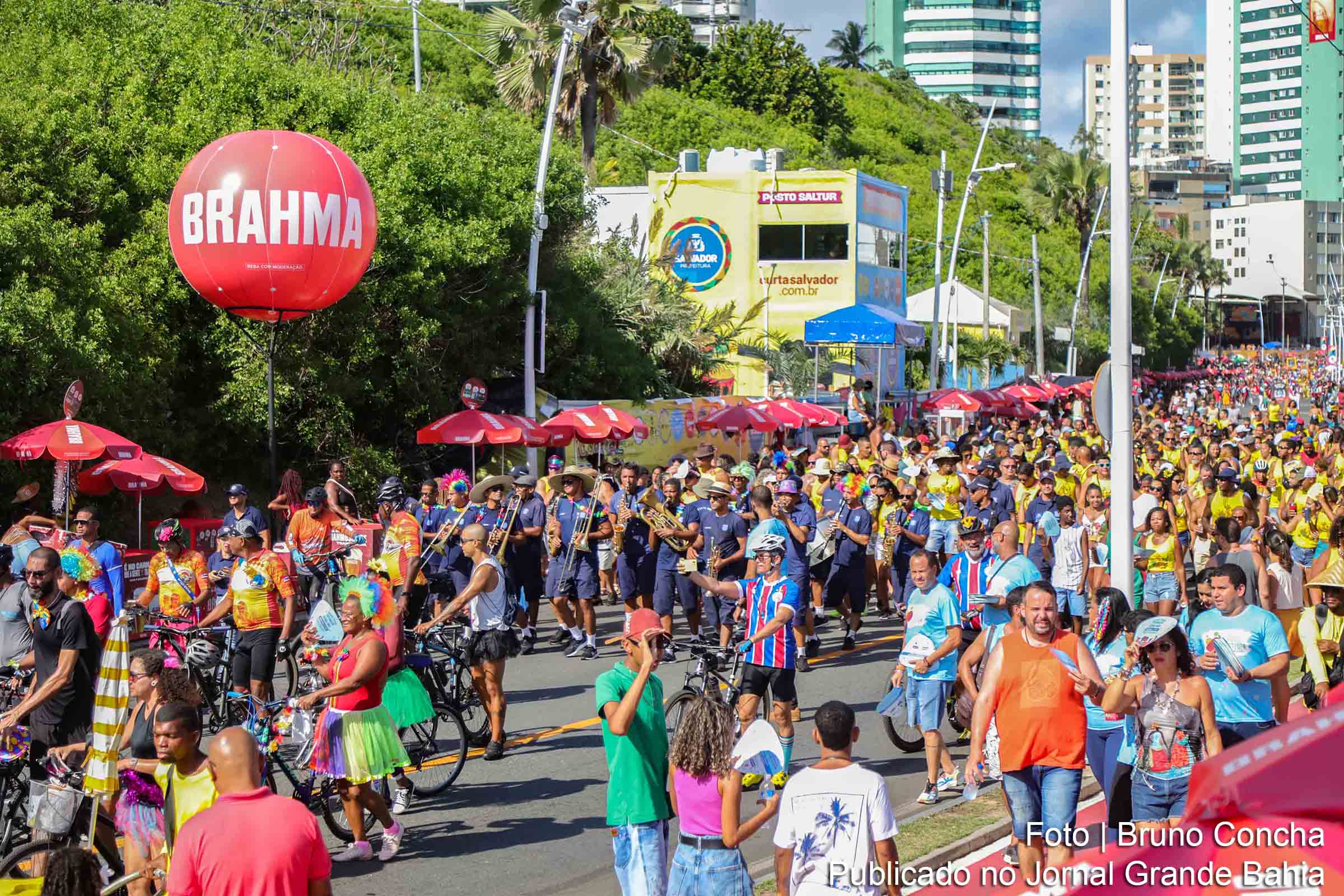 Mais de 40 atrações marcaram o início do Fuzuê, abrindo o pré-Carnaval em Salvador, com grupos culturais, charangas e fanfarras animando o Circuito Orlando Tapajós, da Barra ao Farol.