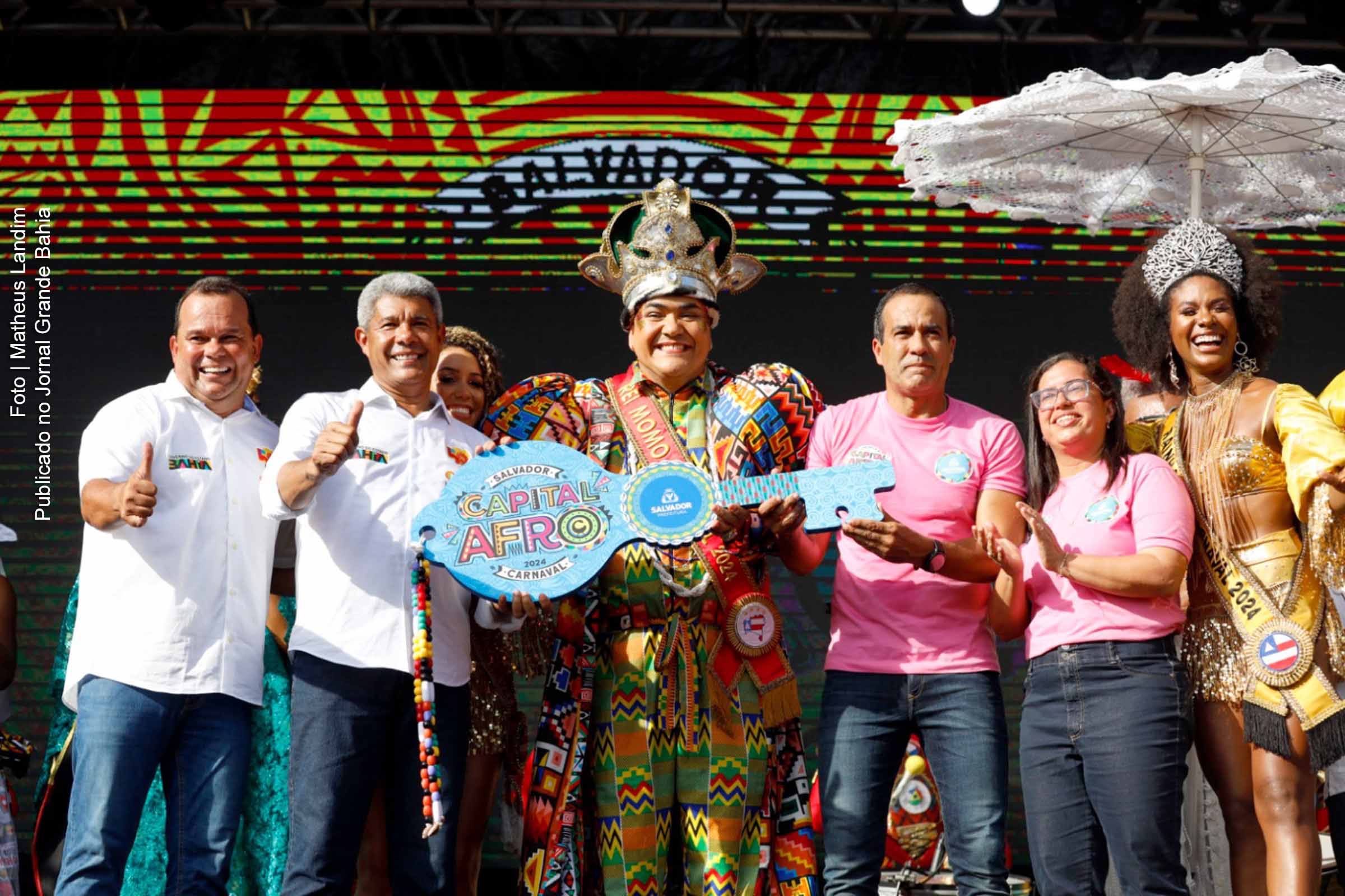 Cerimônia de entrega da chave da cidade ao Rei Momo marca o início do Carnaval 2024 de Salvador, com destaque para a expectativa do maior evento dos últimos 10 anos.