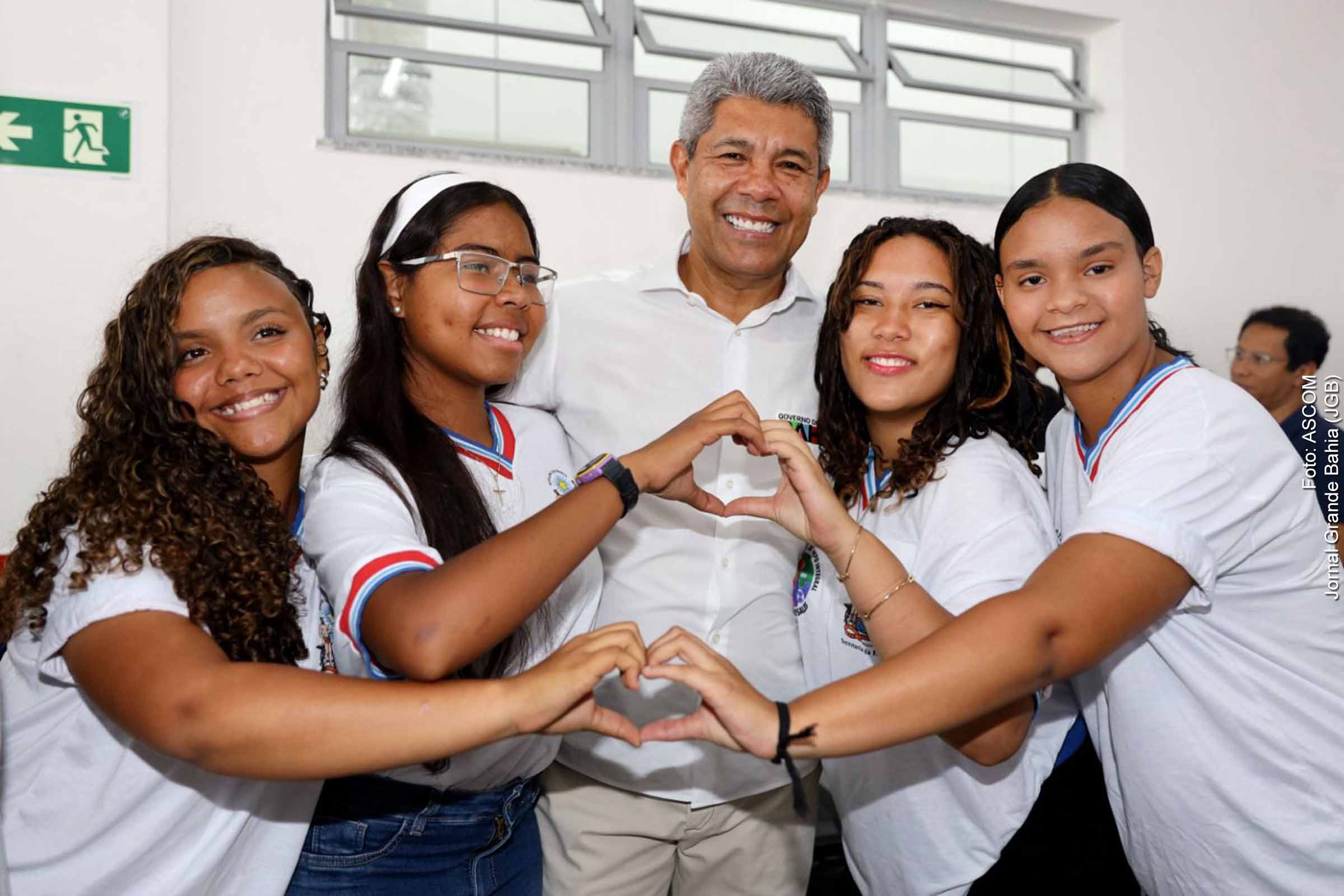 Governador Jerônimo Rodrigues ao lado de estudantes da Rede Estadual da Bahia