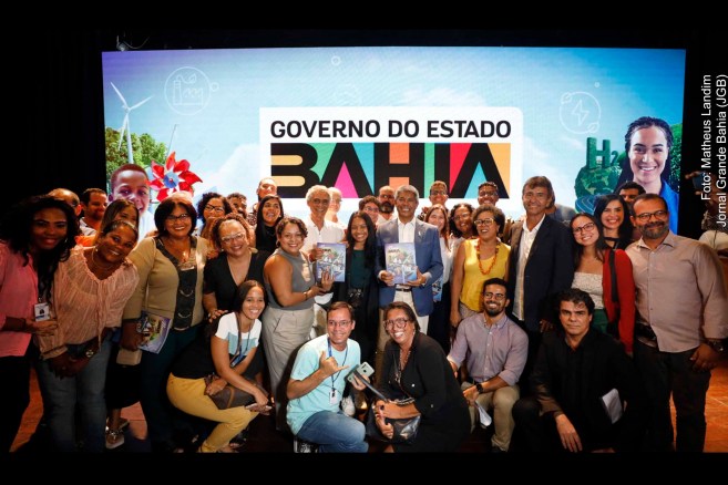 Governador Jerônimo Rodrigues lidera lançamento da publicação que destaca marcos e investimentos do primeiro ano de sua administração. Na imagem, ao lado de profissionais que atuam na SECOM do Governo da Bahia.