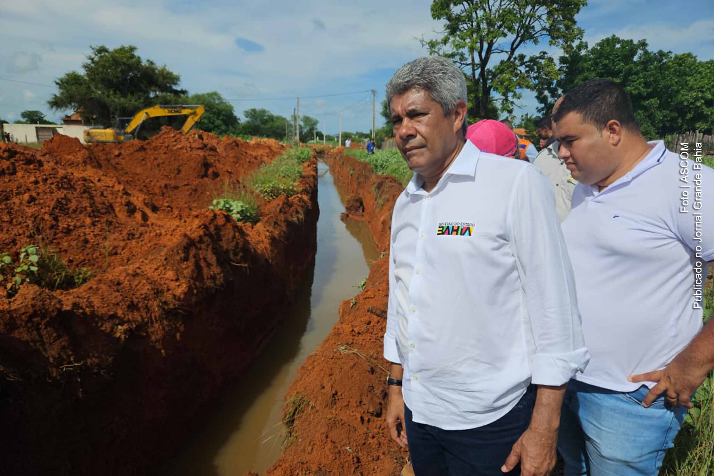 Governador Jerônimo Rodrigues, acompanhado de autoridades, desembarca em Muquém do São Francisco para supervisão de ações da Defesa Civil nas áreas atingidas por enchentes.