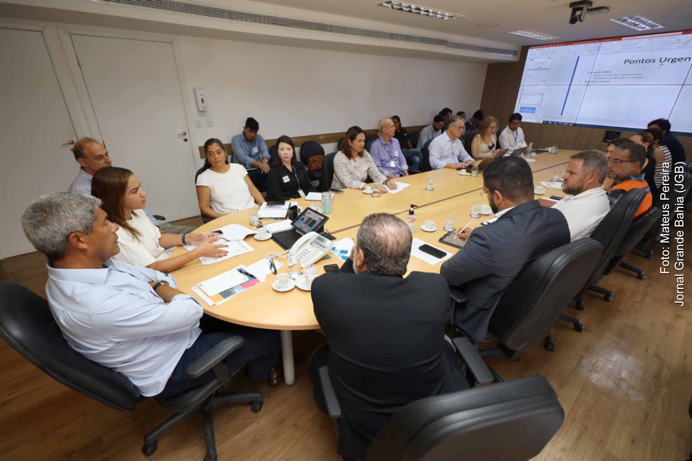 Com a direção do Governador Jerônimo Rodrigues, reunião na Sesab discute medidas emergenciais para conter a proliferação da dengue em municípios baianos, com destaque para a intensificação do atendimento, ações de prevenção e uso de tecnologia inovadora.