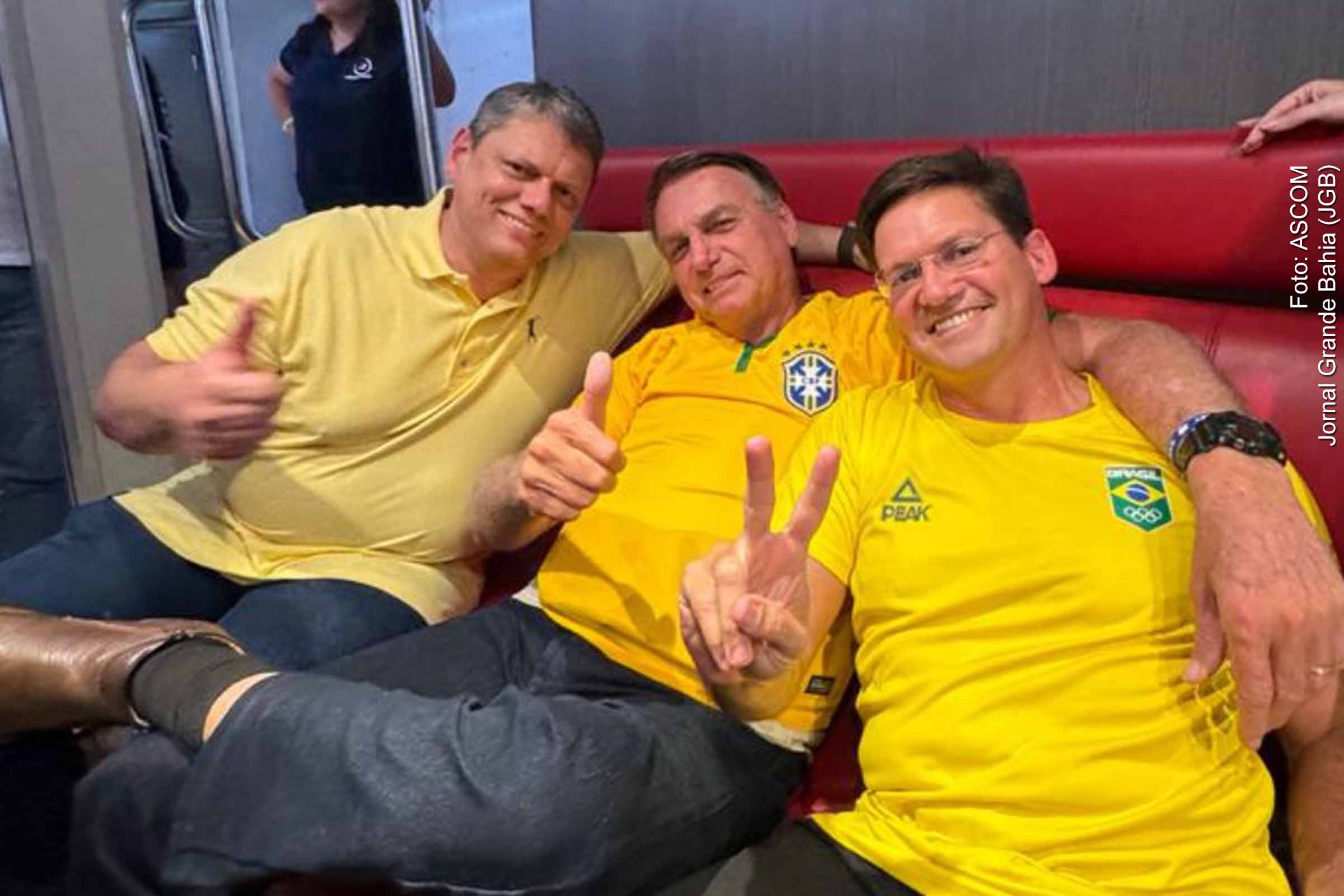Apoiadores do ex-presidente Jair Bolsonaro reuniram-se na Avenida Paulista, em São Paulo, vestindo camisetas amarelas e portando bandeiras do Brasil e de Israel.