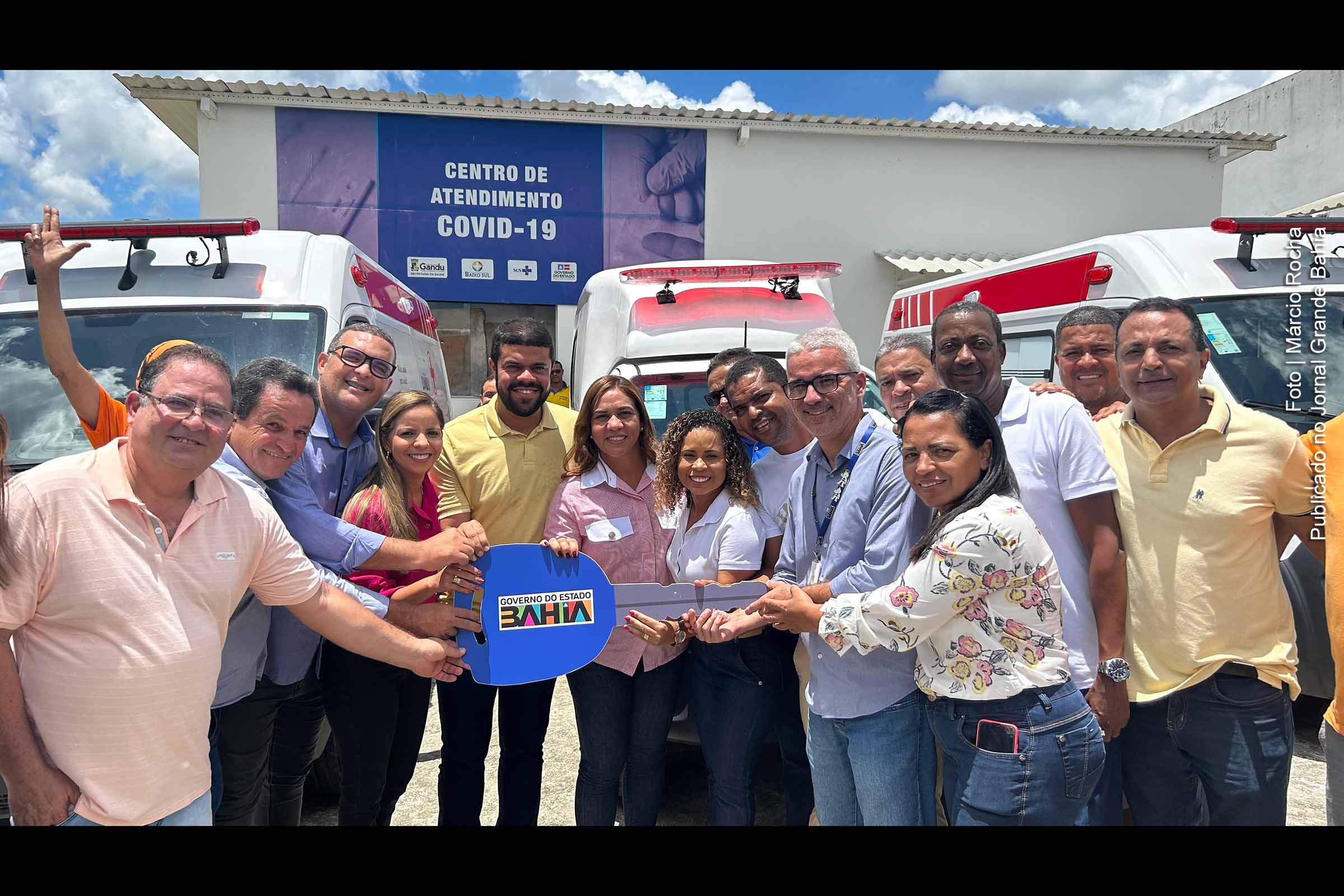Secretária da Saúde, Roberta Santana, destaca investimento em ambulância Toyota Hilux, no valor de R$ 269 mil, durante visita ao município de Gandu.