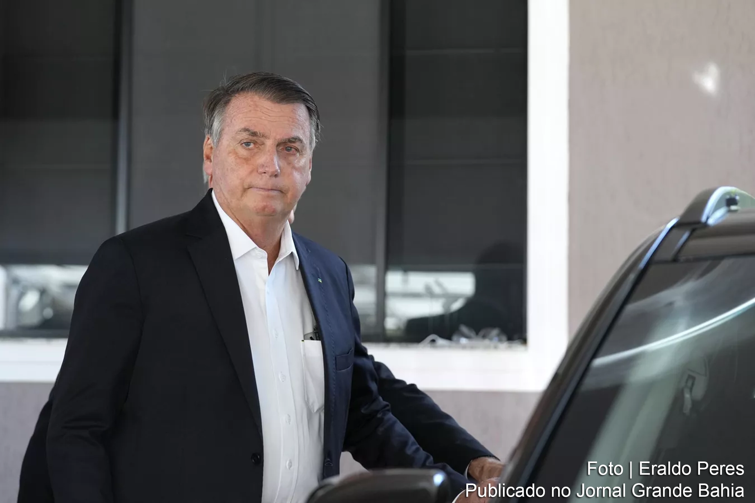 Ex-presidente Jair Bolsonaro permanece em silêncio durante depoimento à Polícia Federal, em Brasília.