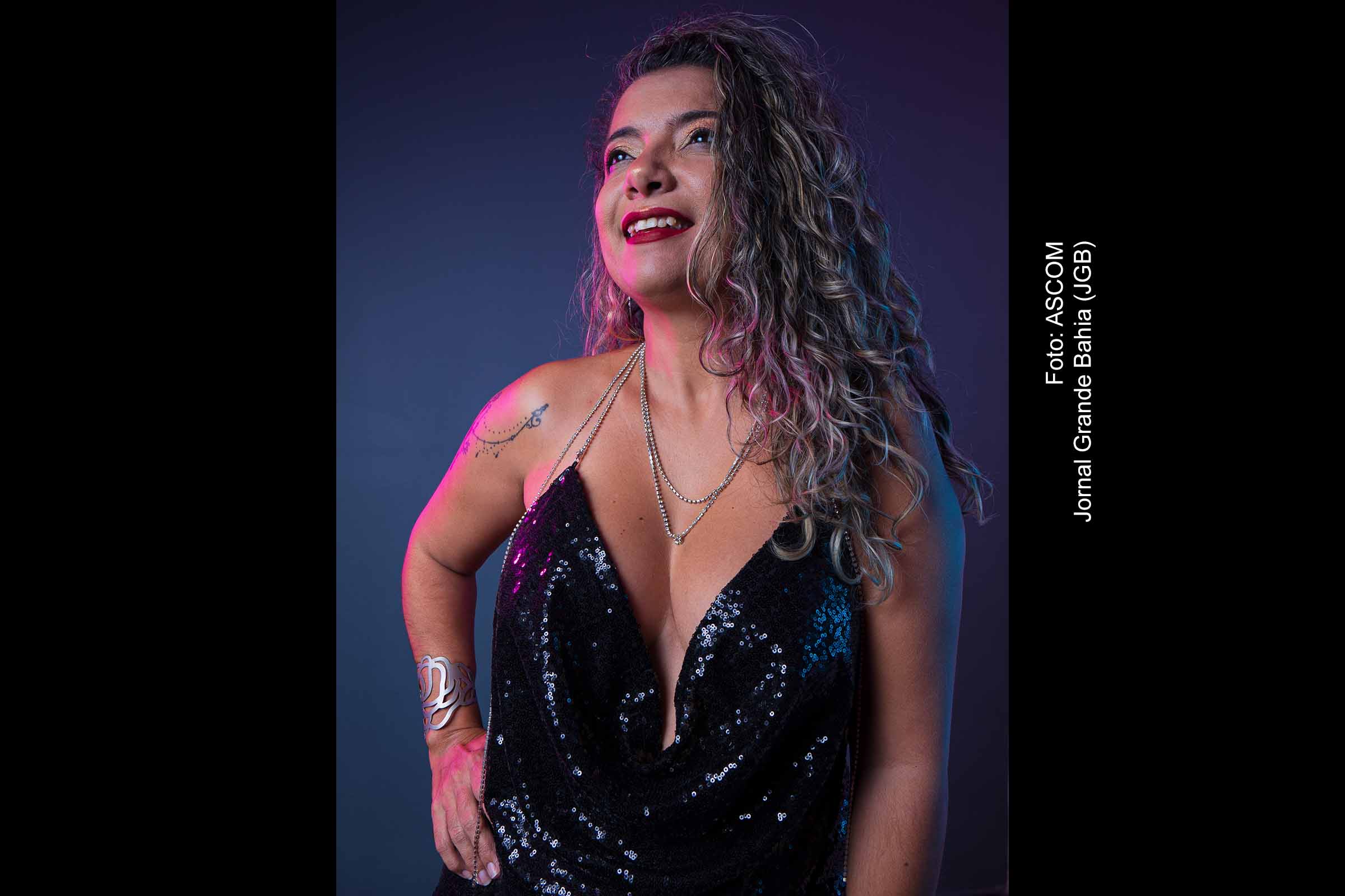 A cantora e compositora Kareen Mendes promete uma experiência musical única com sua apresentação na Cidade da Cultura, revisitando clássicos dos bailes de carnaval e celebrando a diversidade musical baiana.