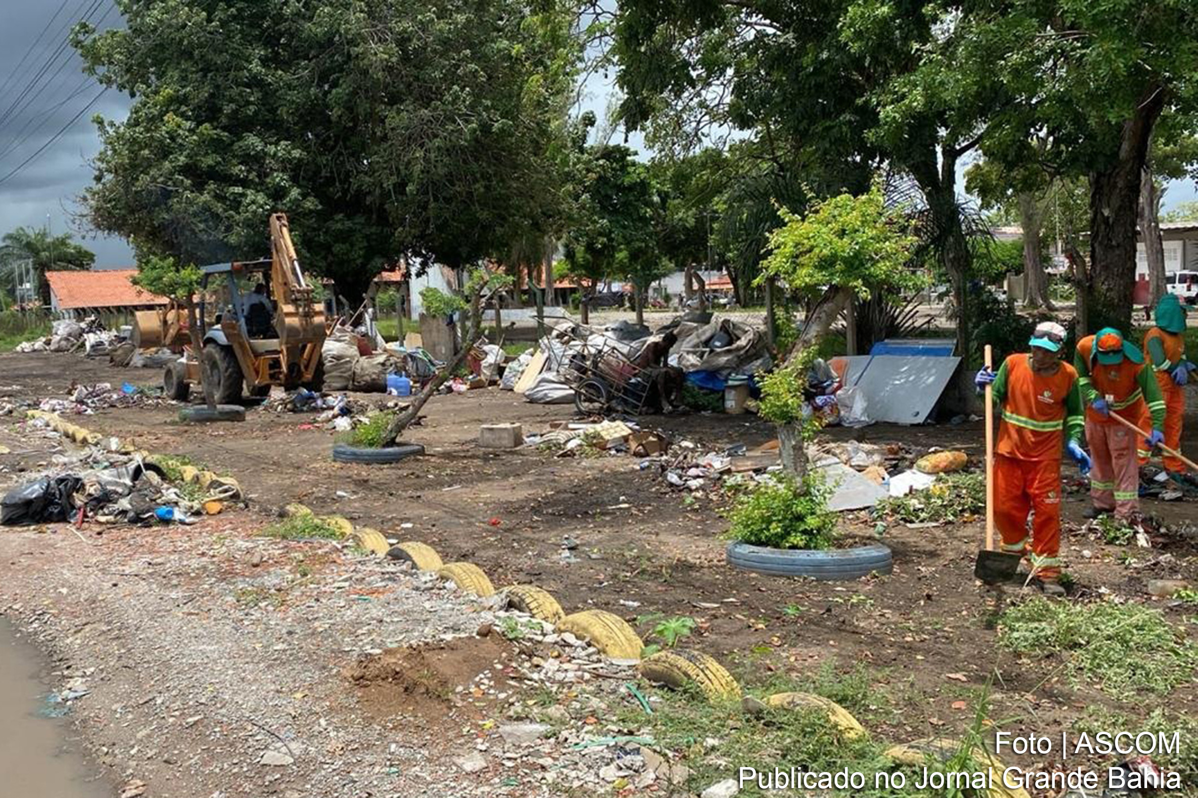 Ação conjunta da Prefeitura de Feira de Santana resulta na limpeza da área em frente ao Centro Social Urbano (CSU) e na garantia de assistência às famílias em situação de vulnerabilidade.