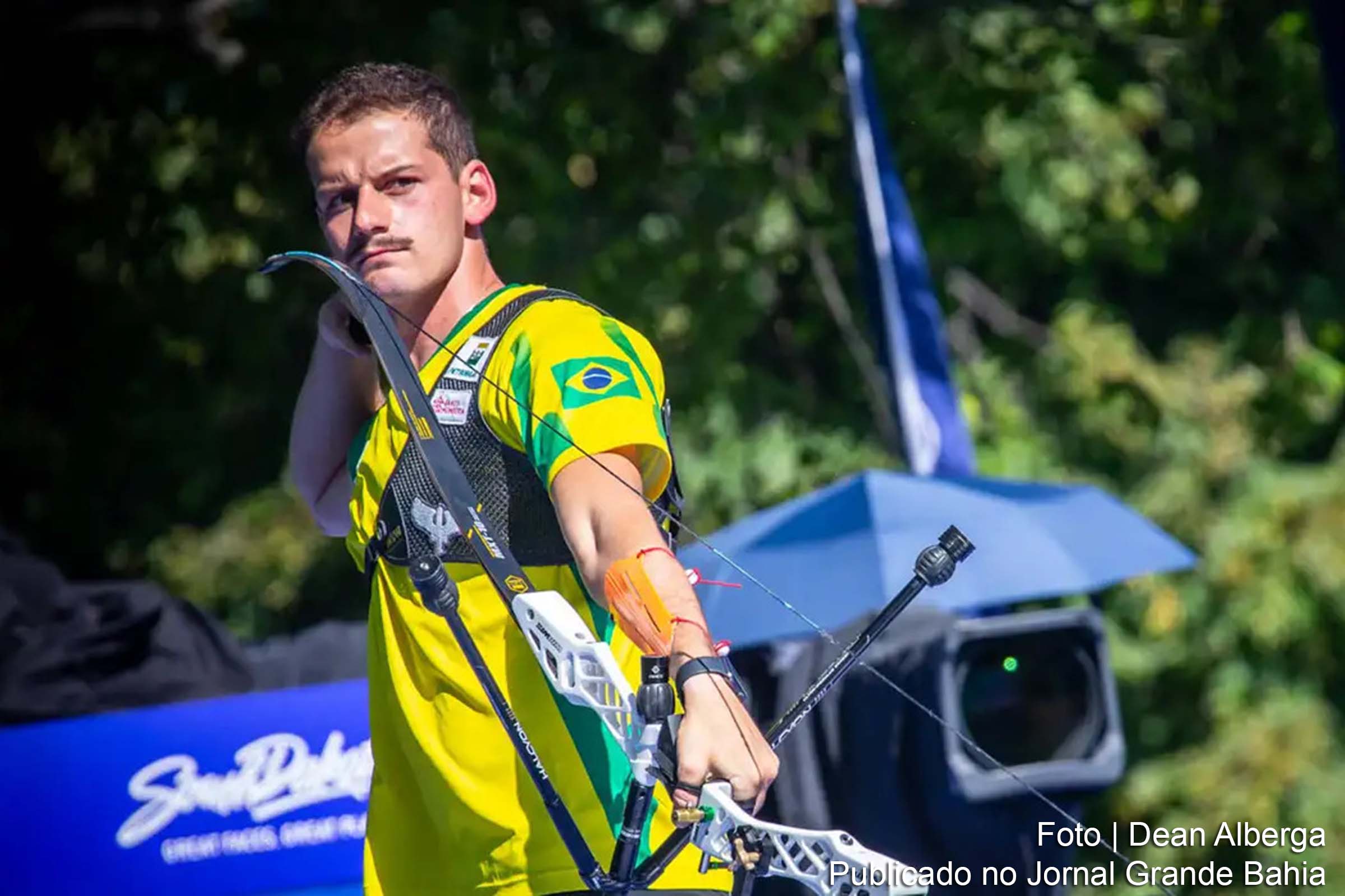 O arqueiro brasileiro Marcus D'Almeida, de 26 anos, é aclamado como o melhor do mundo pela World Archery.