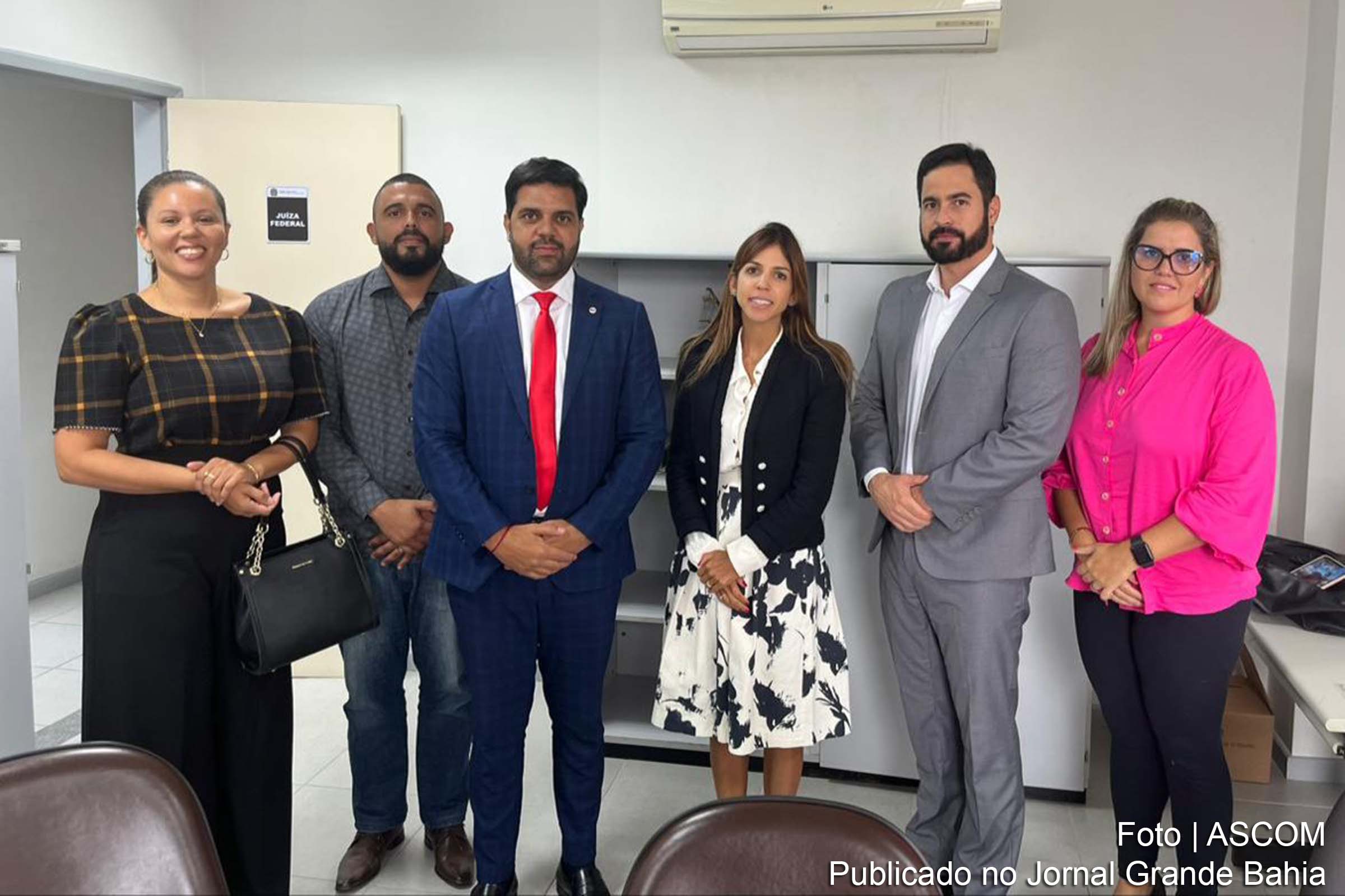 O presidente da OAB Feira de Santana, Raphael Pitombo, junto com membros da Comissão de Direito Previdenciário, encontrou-se com a magistrada Gabriela Ferreira da 2ª Vara da Justiça Federal para discutir melhorias na prestação jurisdicional.
