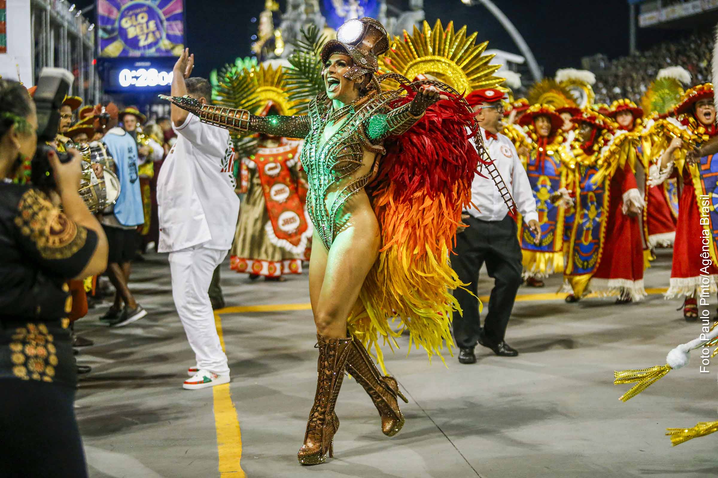 Escola de samba Mocidade Alegre celebra vitória na apuração dos resultados em São Paulo.
