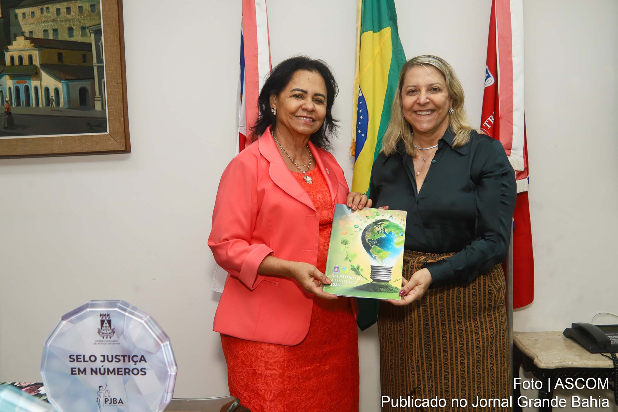 Desembargadora Maria de Fátima Carvalho, coordenadora do Núcleo Socioambiental, entrega relatório de atividades ao Tribunal de Justiça da Bahia.