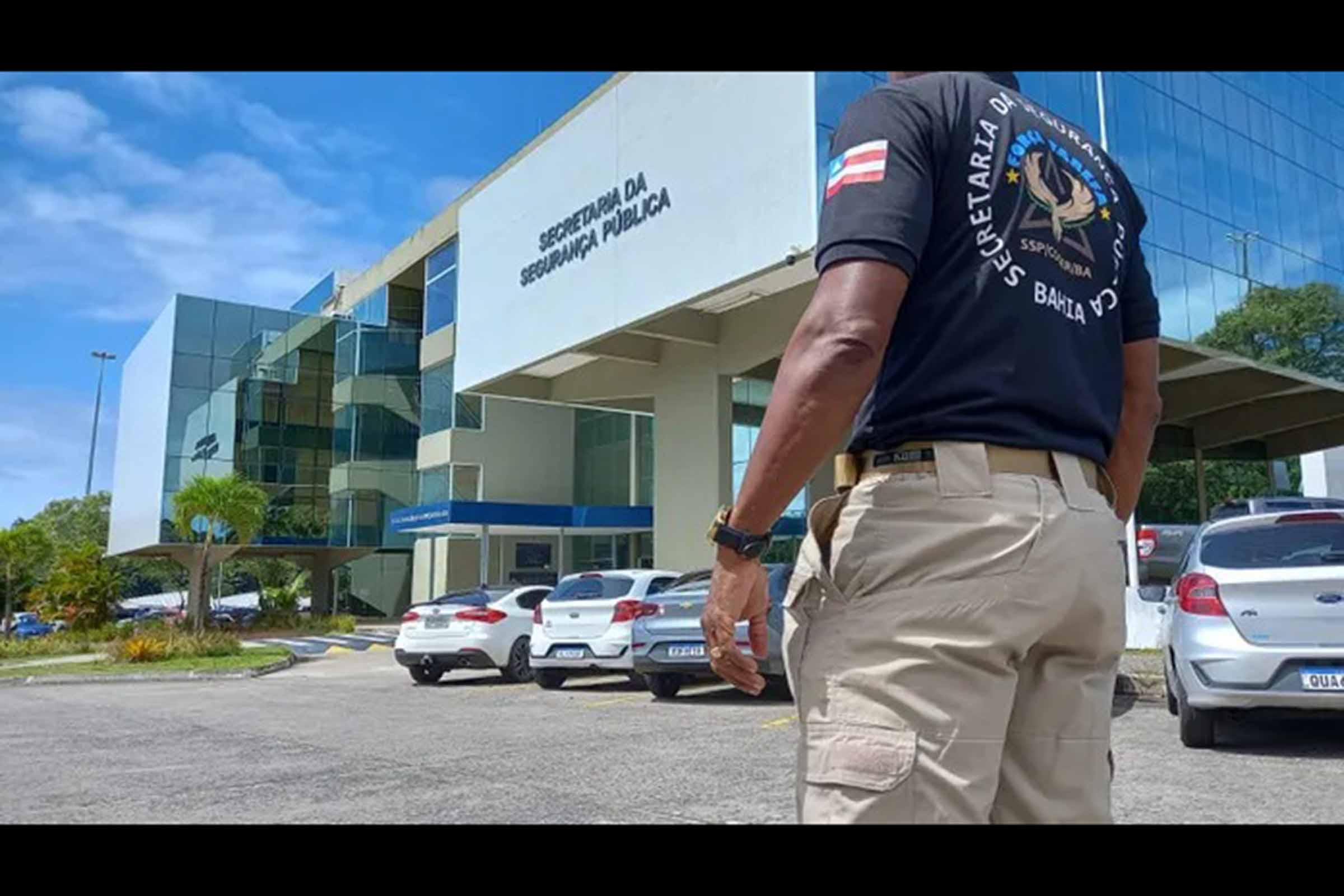 Operação Mosquete: SSP Bahia e MP cumprem mandados em Salvador contra policiais envolvidos na venda ilegal de fuzis em grupo de Whatsapp