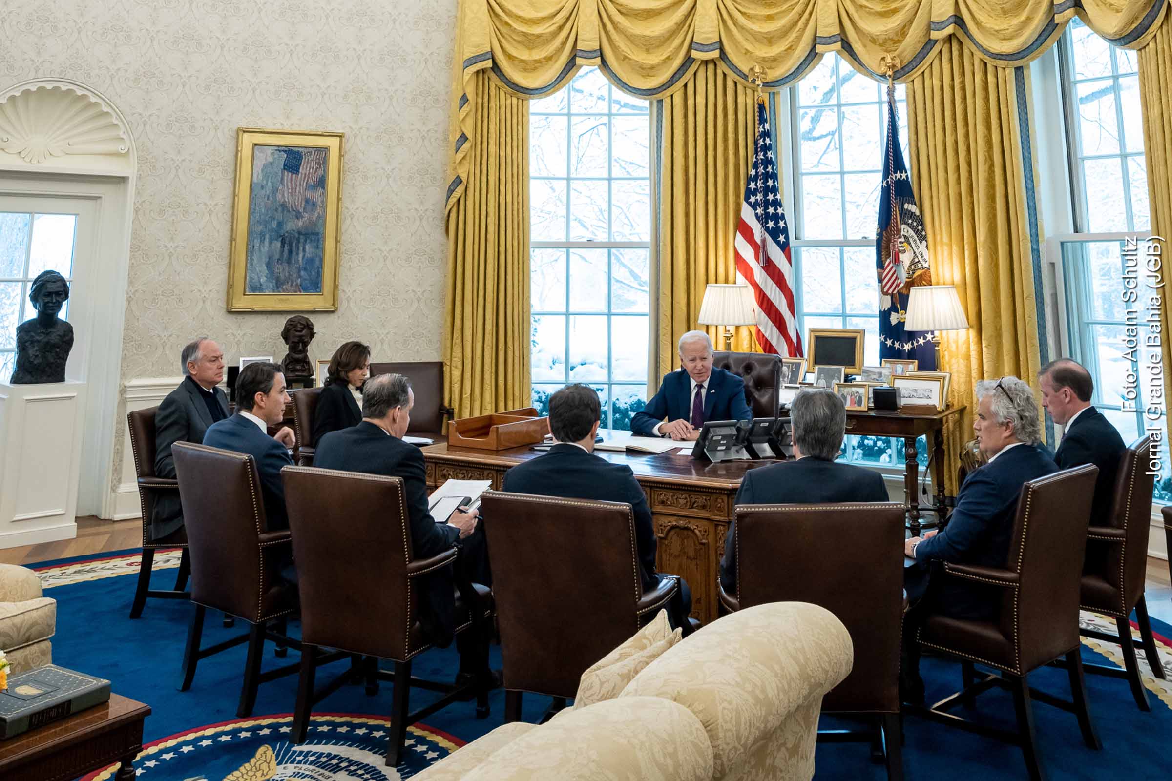 O presidente Joe Biden, acompanhado pela vice-presidente Kamala Harris e conselheiros de segurança nacional, fala ao telefone com o primeiro-ministro israelense Benjamin Netanyahu, sexta-feira, 19 de janeiro de 2024, no Salão Oval.