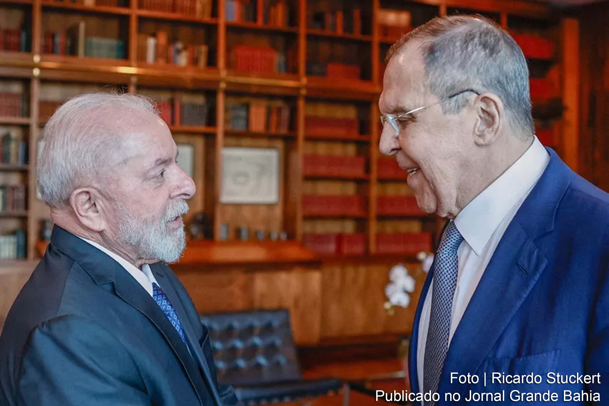 O presidente Luiz Inácio Lula da Silva e o chanceler russo Sergei Lavrov discutem cooperação bilateral e questões globais no Palácio do Planalto.