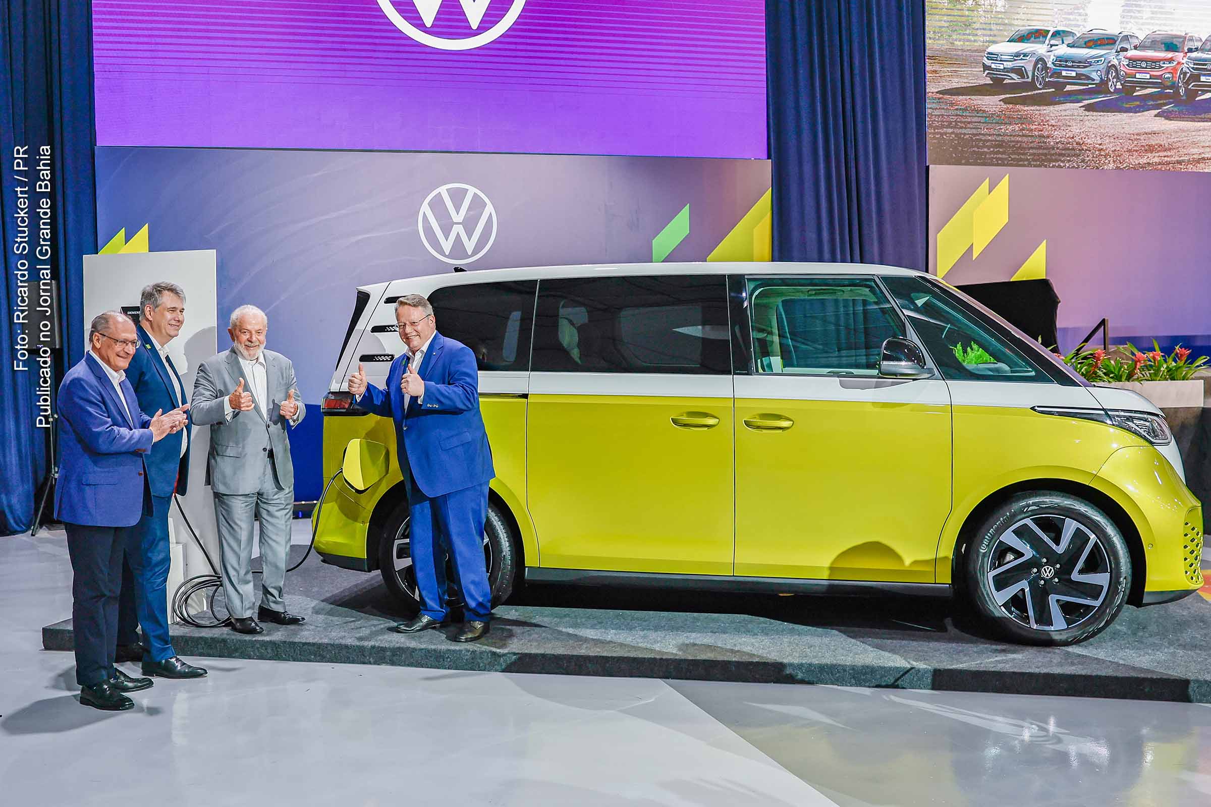 Em um gesto marcante de confiança no potencial econômico do Brasil, a Volkswagen anunciou um investimento adicional de R$ 9 bilhões no país, elevando seu plano de investimentos para R$ 16 bilhões até 2028. A visita do presidente Luiz Inácio Lula da Silva à fábrica da montadora em São Bernardo do Campo, acompanhado de autoridades e representantes do setor, ressaltou a importância estratégica desse aporte financeiro em um momento de retomada e crescimento da economia brasileira.