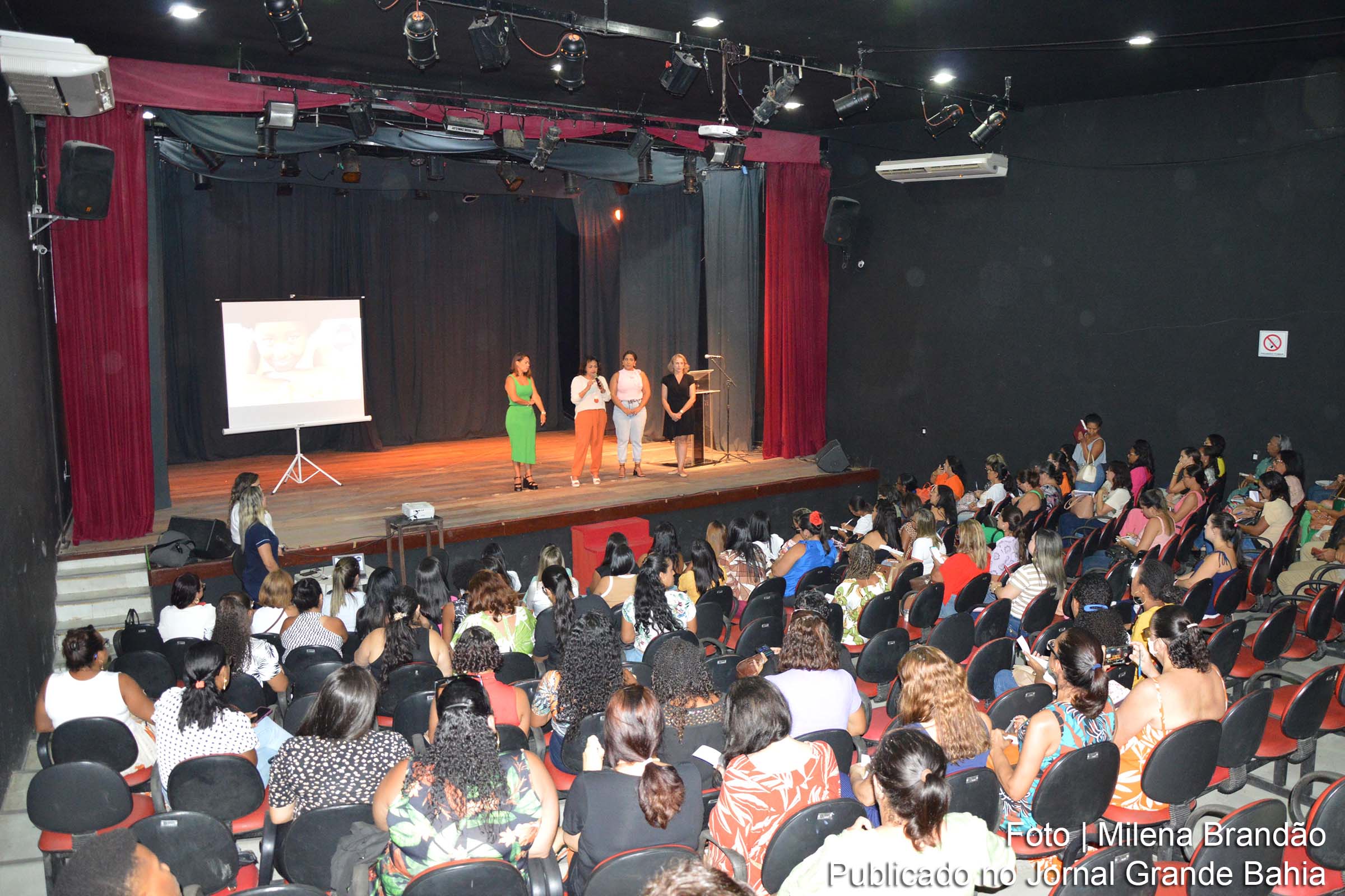 Reunião realizada no Teatro Municipal Margarida Ribeiro apresenta o novo modelo de gestão e fornecimento da alimentação escolar aos gestores municipais.