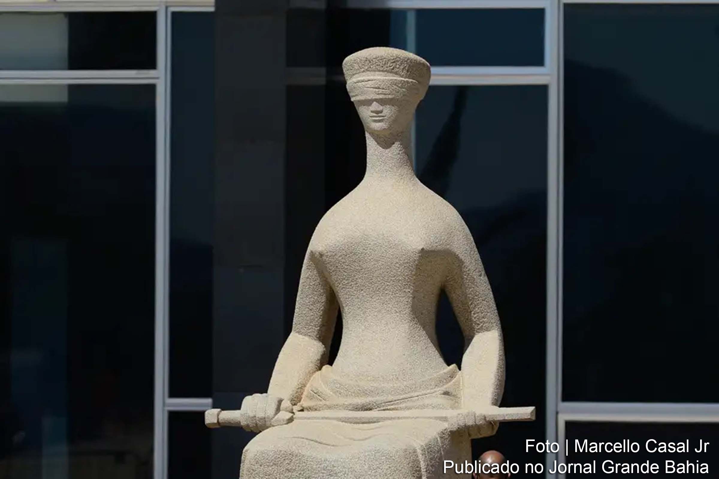 Dias Toffoli, ministro do Supremo Tribunal Federal, requisita documentos à Procuradoria-Geral da República para investigar atividades da ONG Transparência Internacional no Brasil.