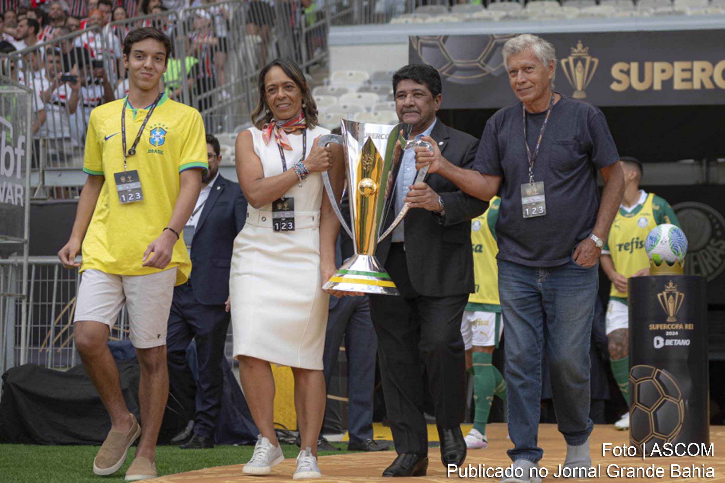 A Supercopa Rei 2024, com vitória do São Paulo sobre o Palmeiras, celebrou Pelé e Zagallo com homenagens emocionantes.