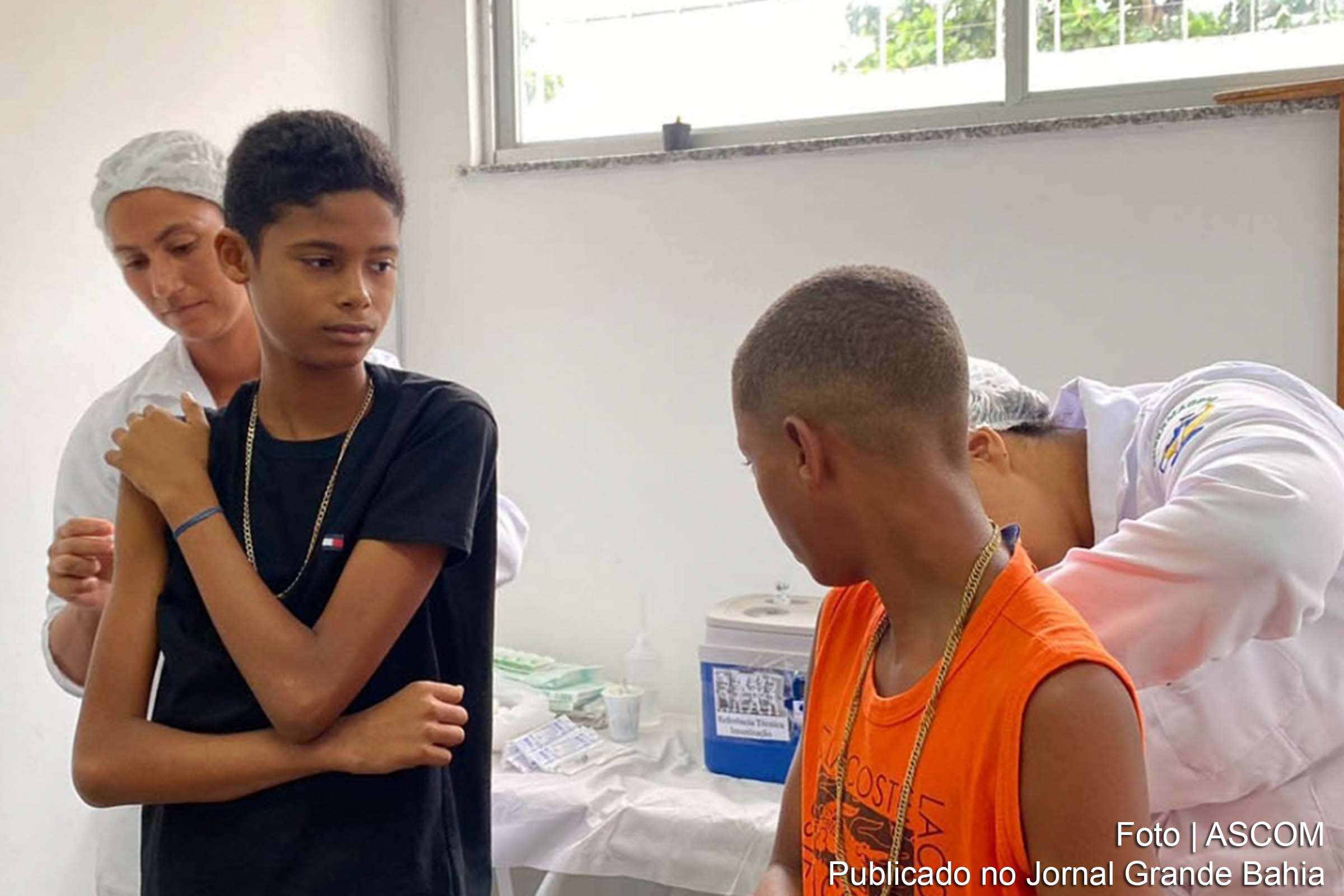 A vacinação contra a dengue continua nas unidades de saúde da cidade.