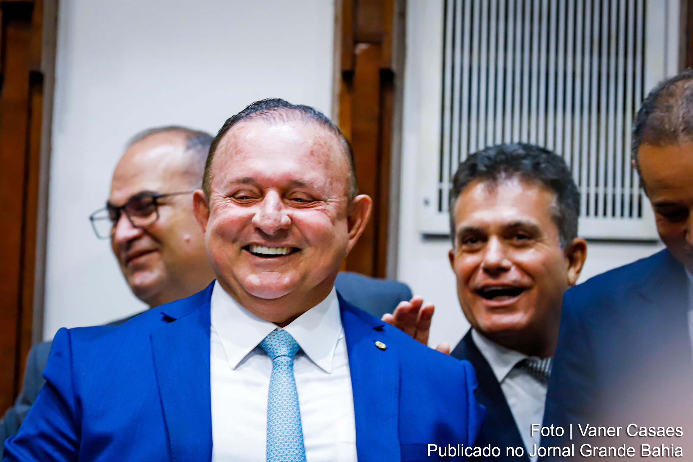 A Assembleia Legislativa da Bahia aprovou a PEC da Reeleição, abrindo caminho para a permanência de membros da Mesa Diretora, incluindo seu presidente, Adolfo Menezes.