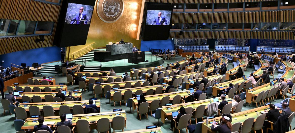 A Assembleia Geral da ONU adotou por unanimidade uma resolução para regulamentar a Inteligência Artificial, visando garantir um mundo mais seguro e equitativo.