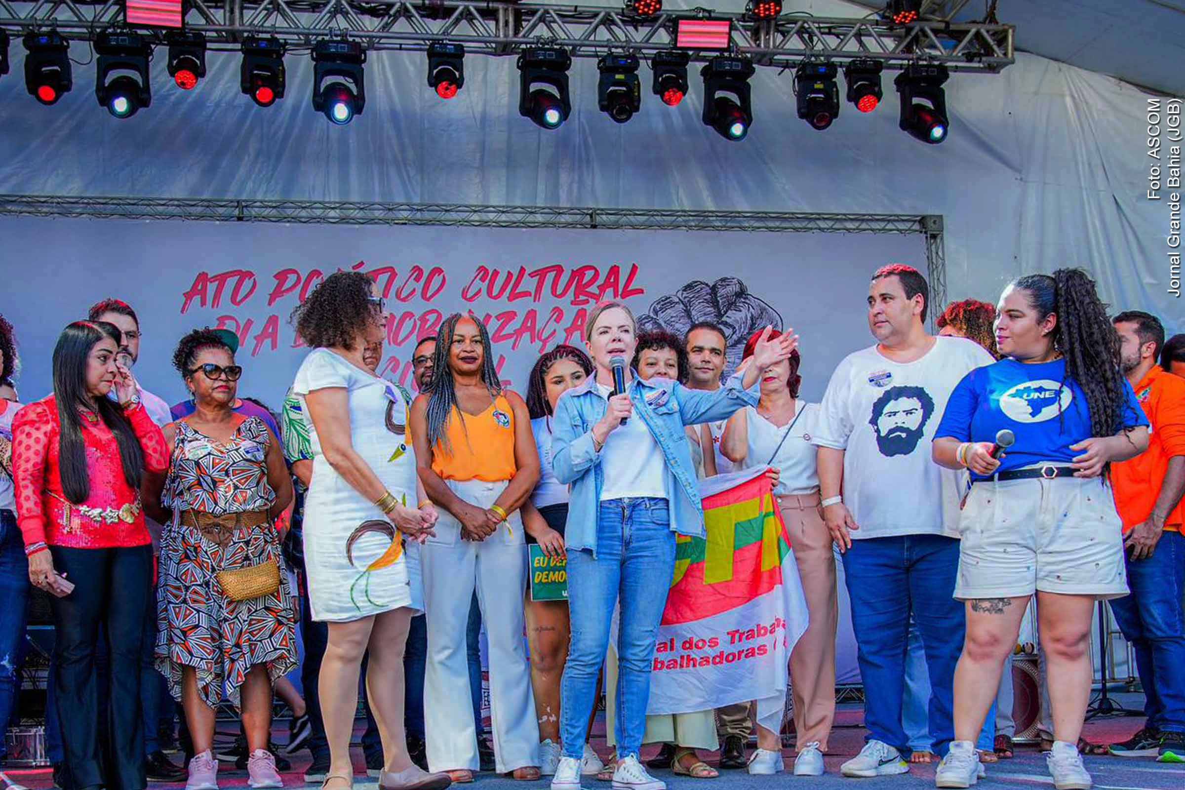 Líder nacional do PT discursa em defesa da Democracia durante ato em Salvador