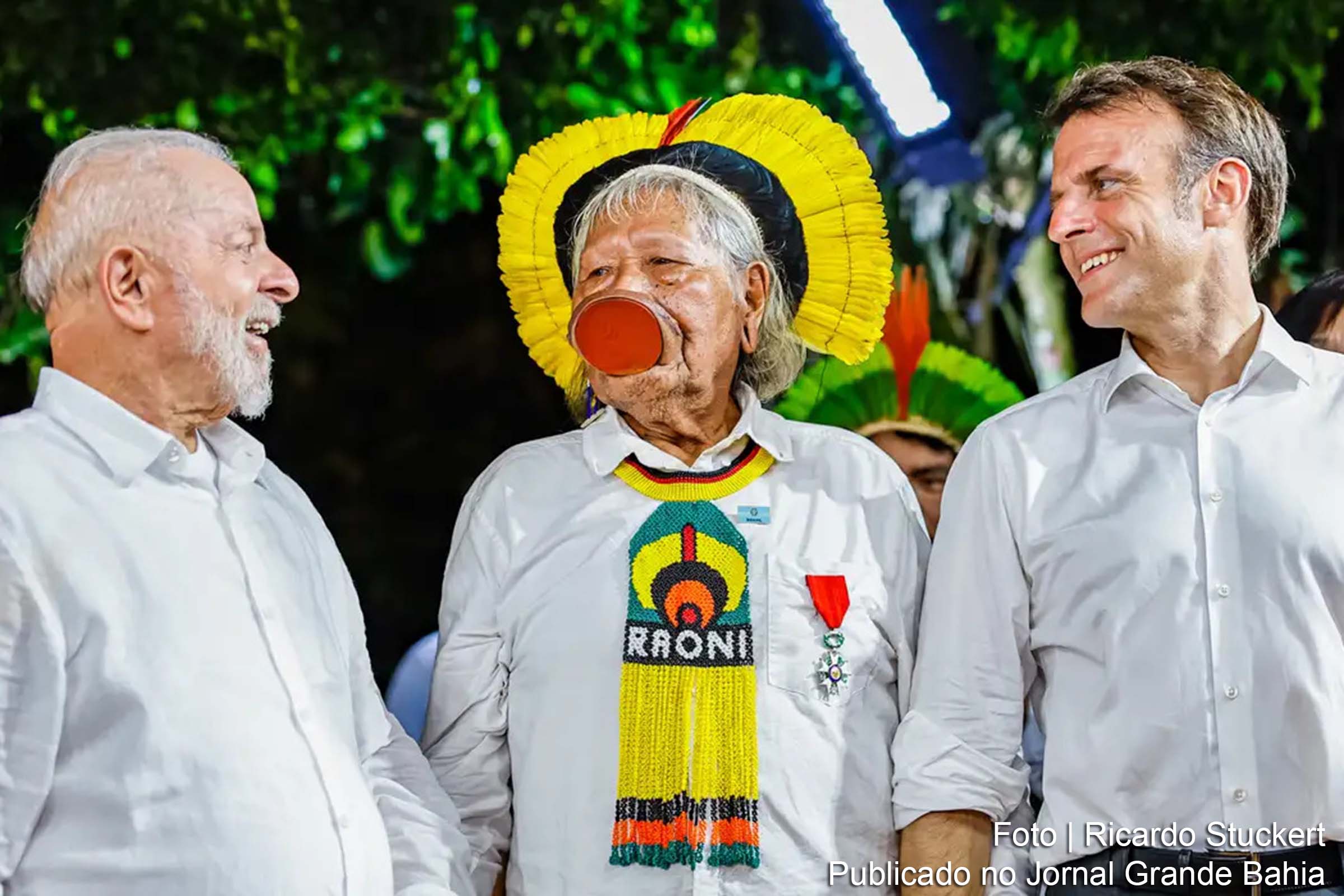 Líder indígena Raoni Metuktire recebe a mais alta honraria da França durante visita presidencial de Emmanuel Macron ao Brasil.