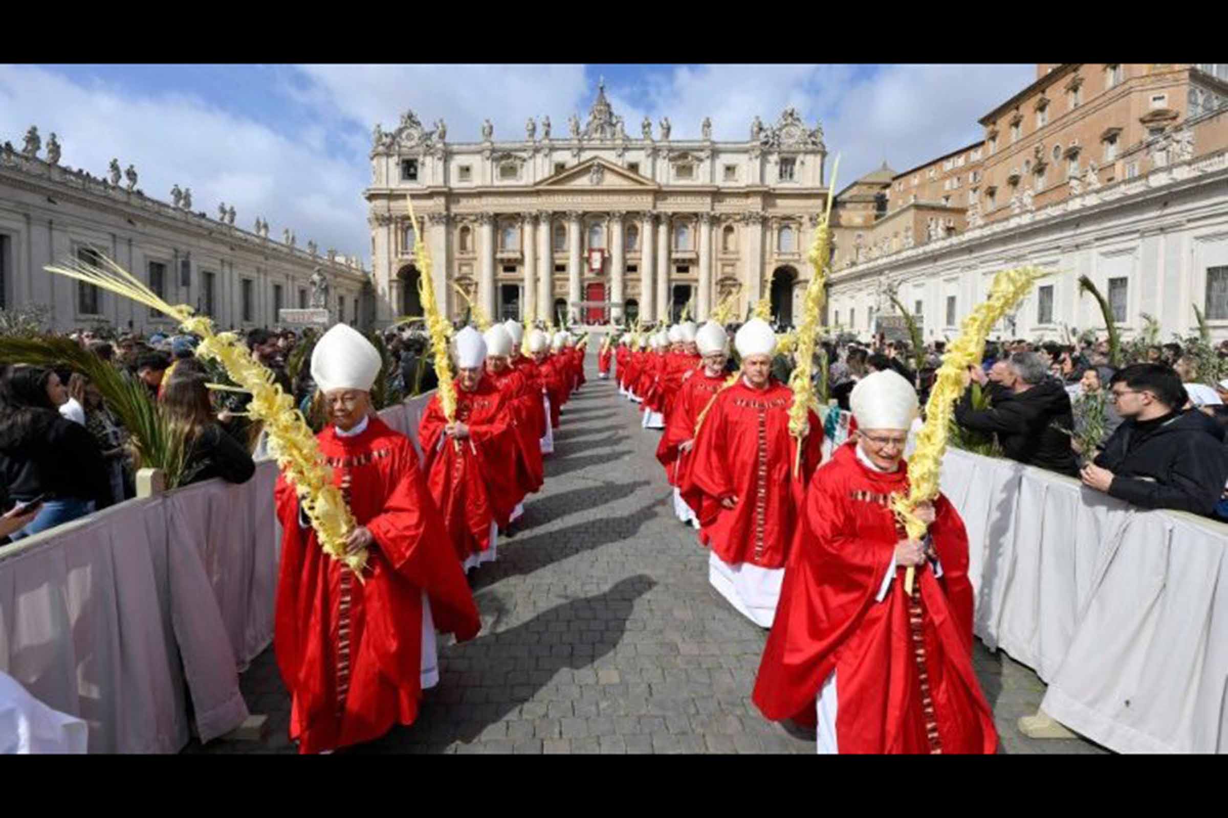 Papa Francisco preside celebração do Domingo de Ramos na Praça de São Pedro, última antes da Páscoa.
