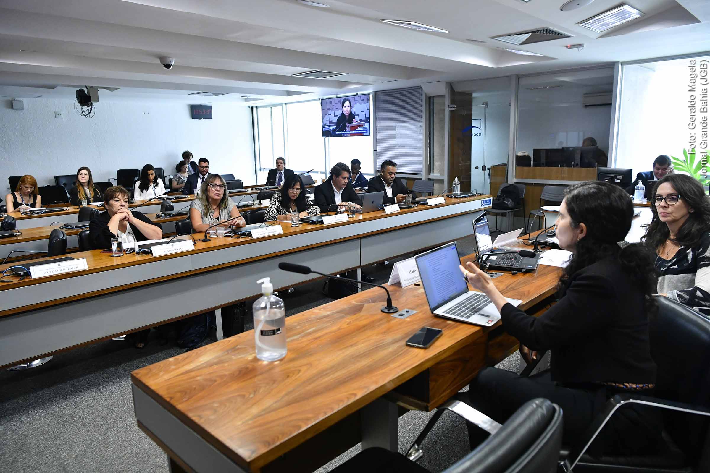 Debatedores analisam critérios e estratégias para garantir a sustentabilidade do jornalismo diante da audiência pública no Conselho de Comunicação Social do Congresso.