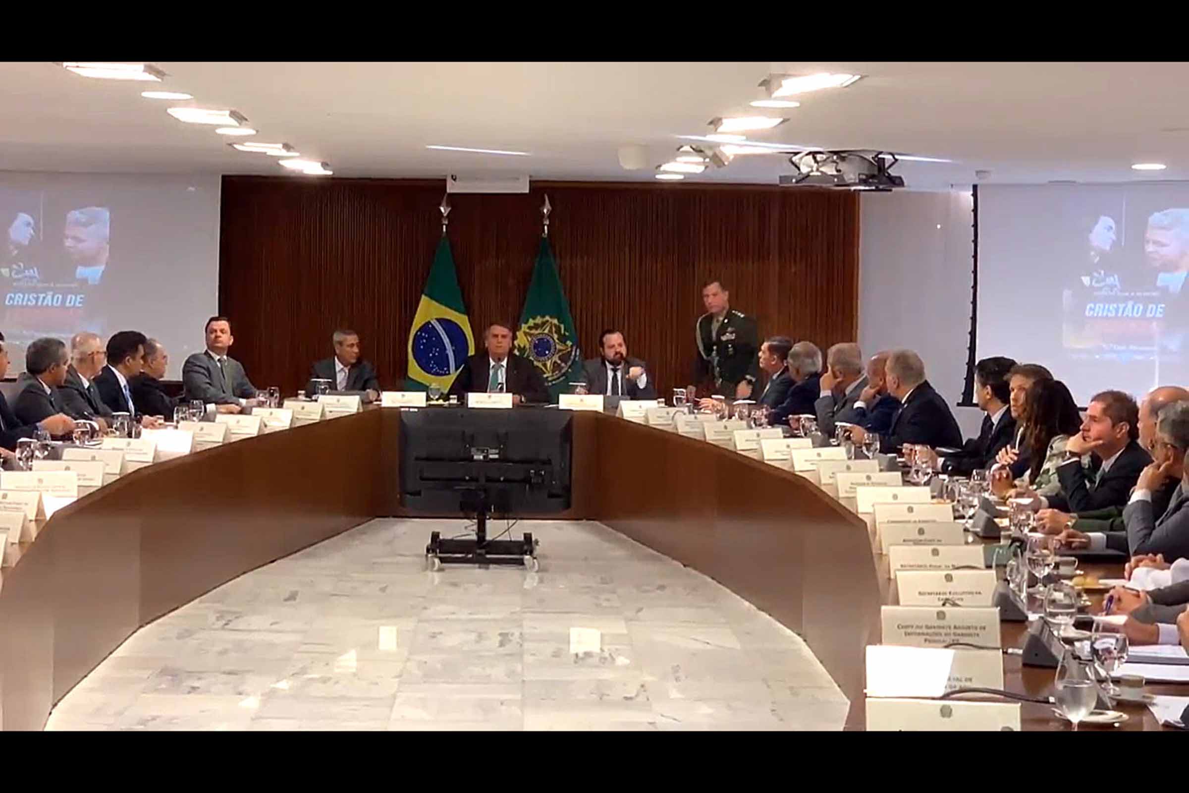 Ex-comandantes militares confirmam leitura de minuta de golpe de Estado em reunião com o então presidente Jair Bolsonaro.