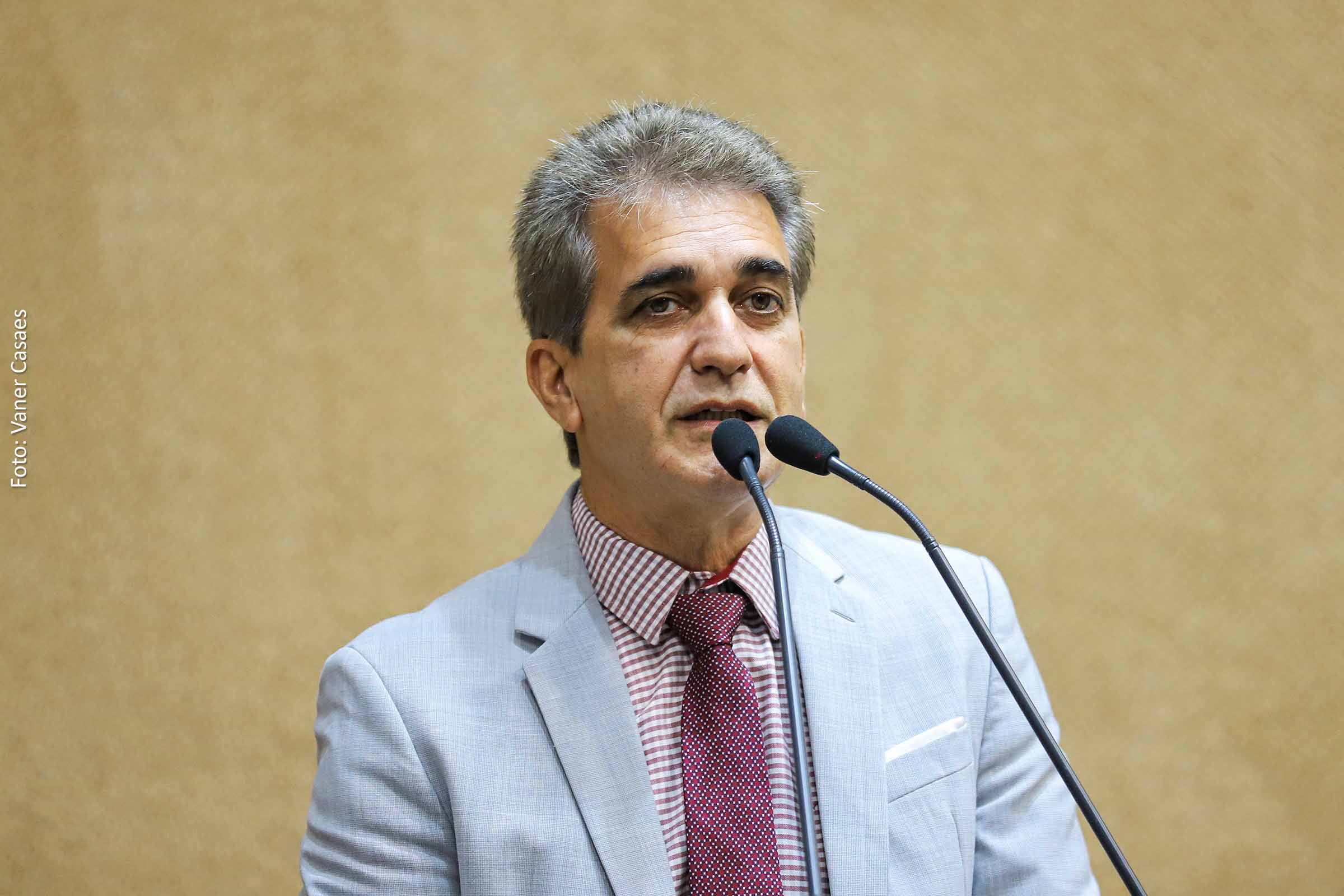 O deputado estadual Robinson Almeida (PT) expressa preocupação com a qualidade do serviço prestado pela Coelba durante audiência na Assembleia Legislativa com o presidente do grupo Neoenergia, Thiago Freire.