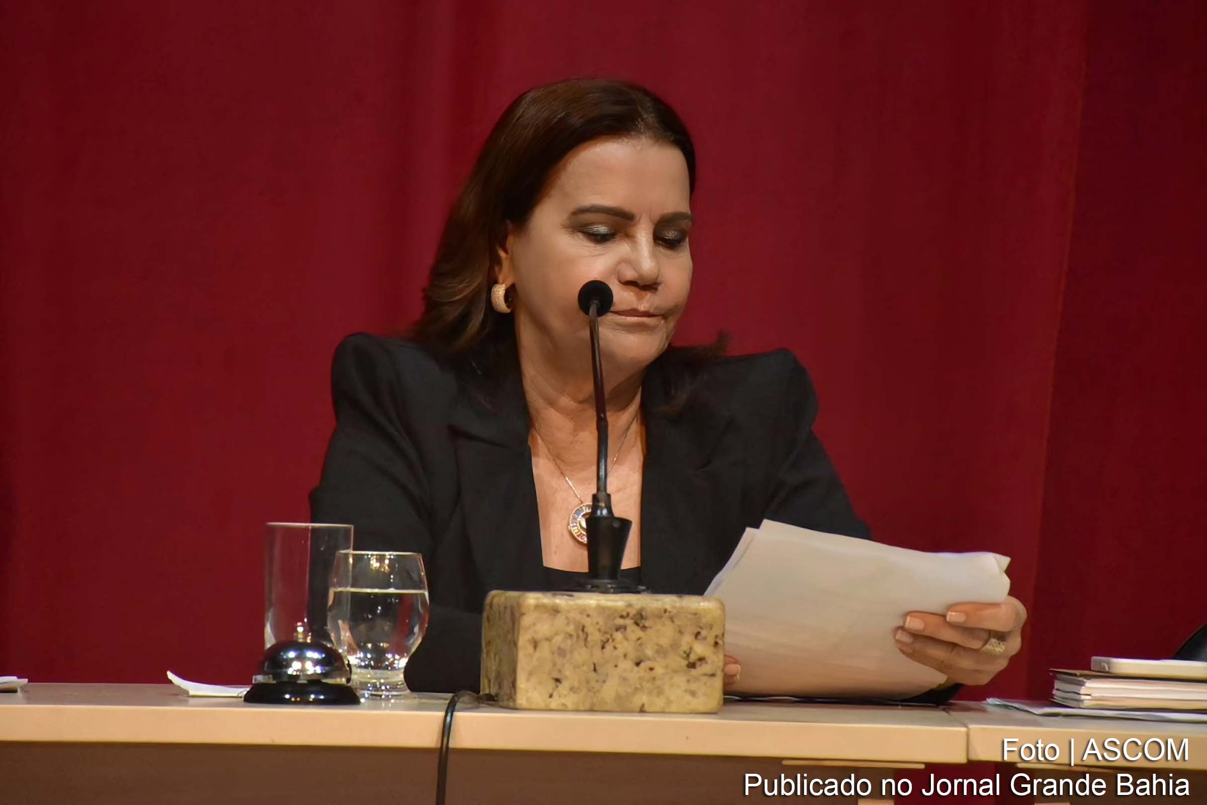 A presidente da Câmara Municipal de Feira de Santana, Eremita Mota (PSDB), destaca a administração responsável dos recursos públicos pela Santa Casa de Misericórdia durante sessão solene em comemoração aos 165 anos da instituição.