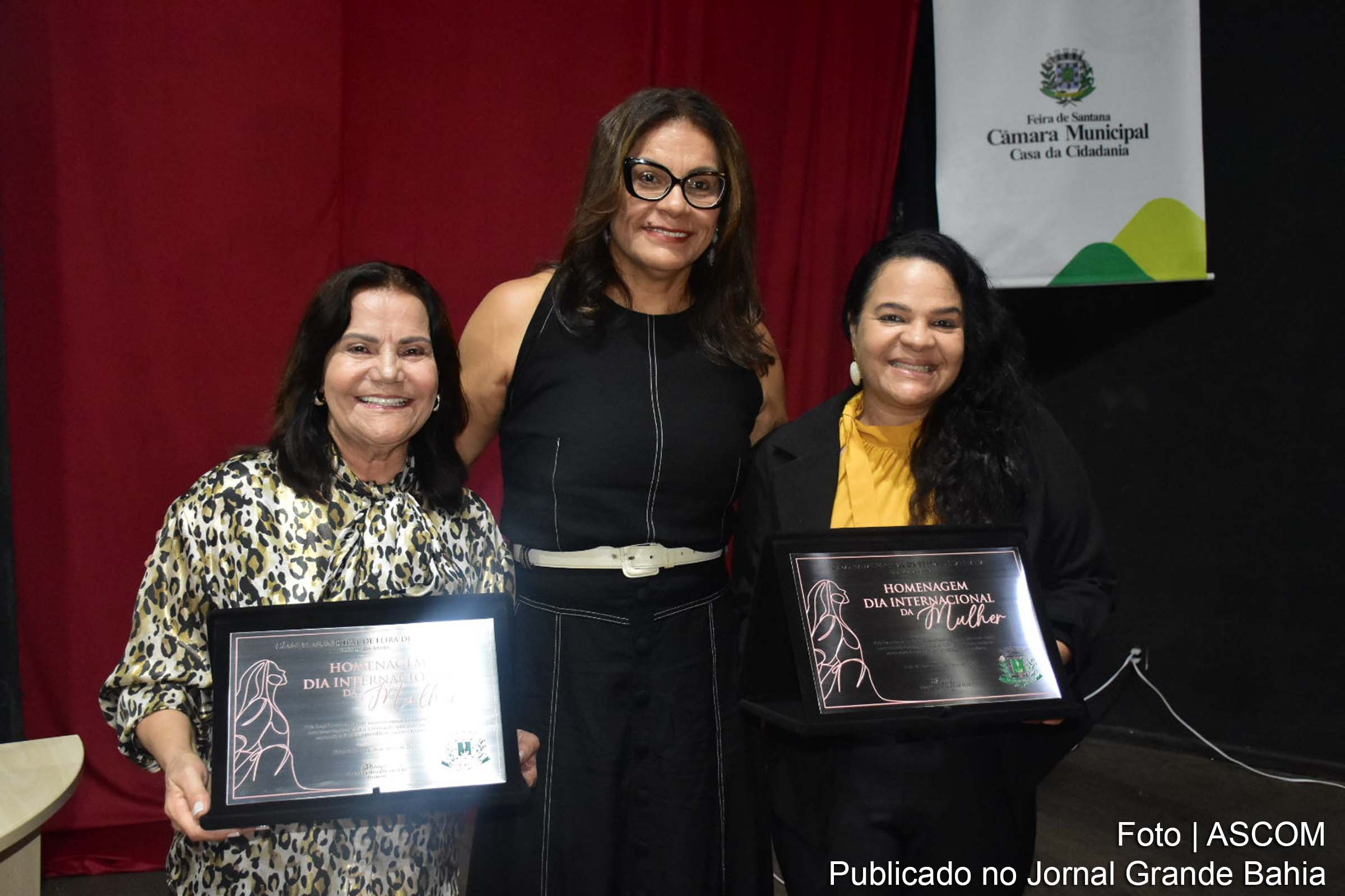 Eremita Mota e Lu de Ronny são homenageadas pela Delegacia Especial de Atendimento à Mulher por sua dedicação na luta contra a violência de gênero.