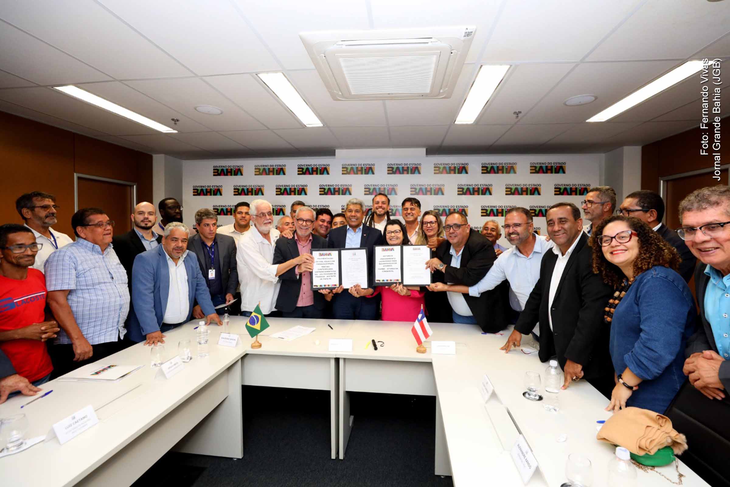 Governador Jerônimo Rodrigues assina autorizações para pavimentação na BA-262 e recomposição de aterros na BA-263, visando melhorias na infraestrutura viária da região.