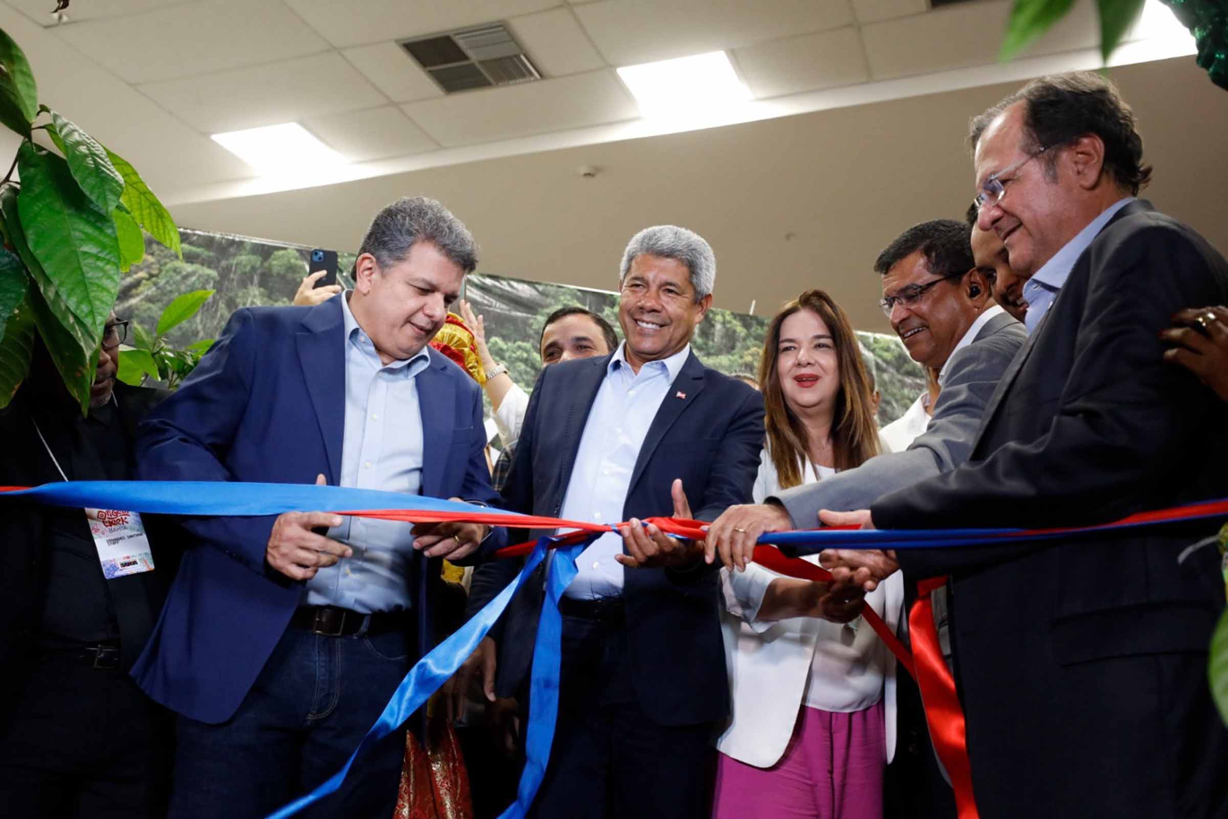 Governador Jerônimo Rodrigues inaugura a 3ª edição do Origem Week e o 35º Chocolat Festival 2024 ocorrem no Centro de Convenções de Salvador.