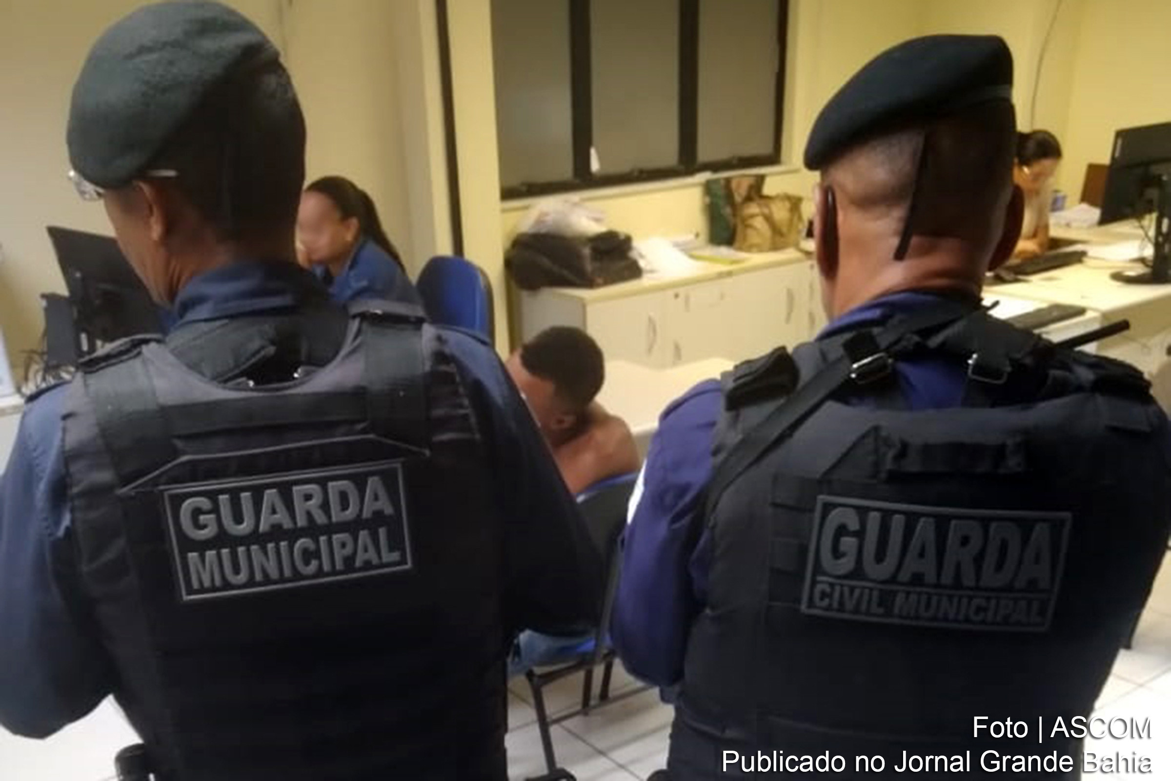 Guarda Municipal atuando em Feira de Santana, conduzindo indivíduo flagrado em tentativa de furto de fiação elétrica.