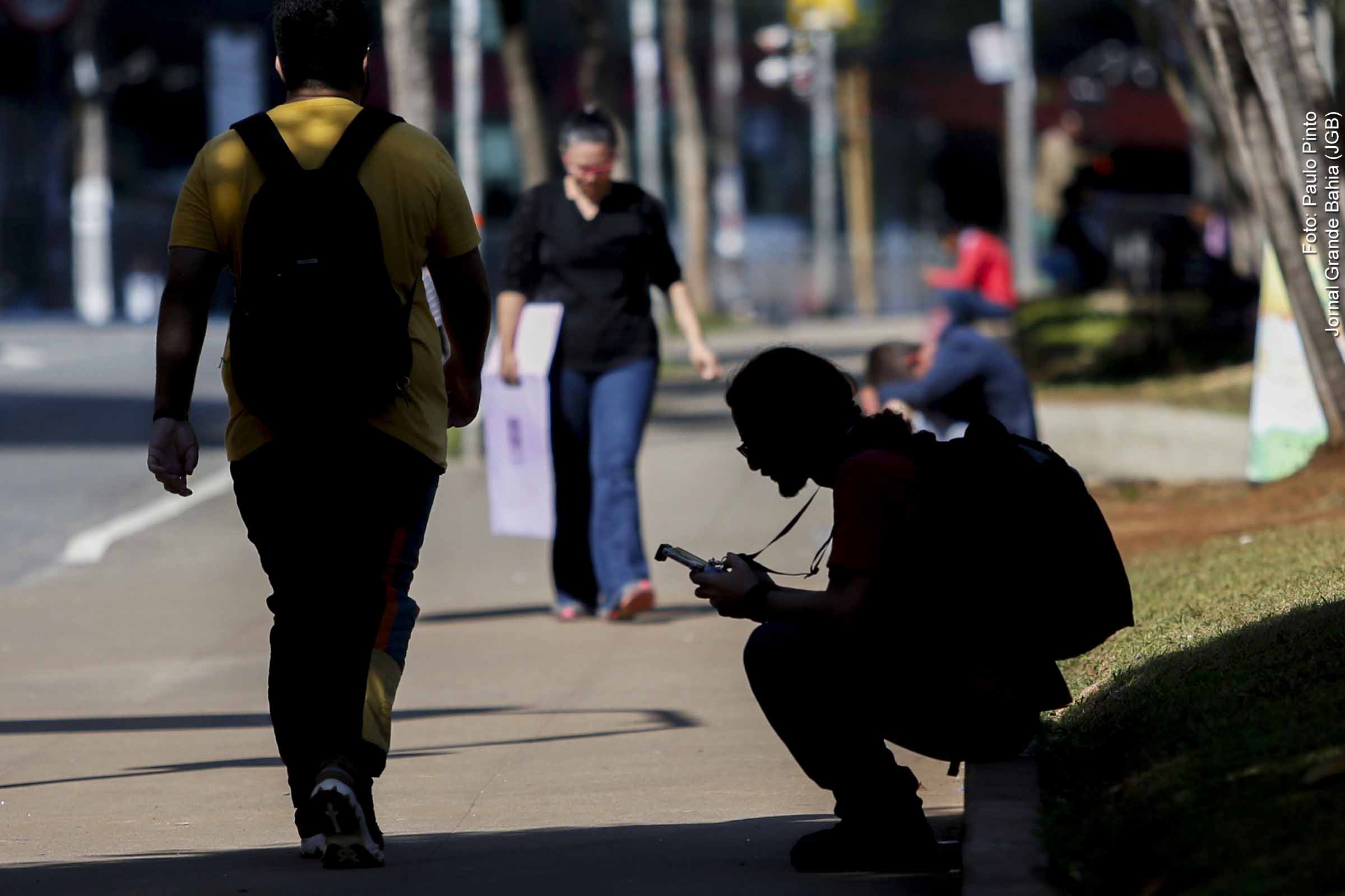Parcela significativa de jovens brasileiros entre 15 e 29 anos não está inserida nem no sistema educacional, nem no mercado de trabalho, revela pesquisa do IBGE.
