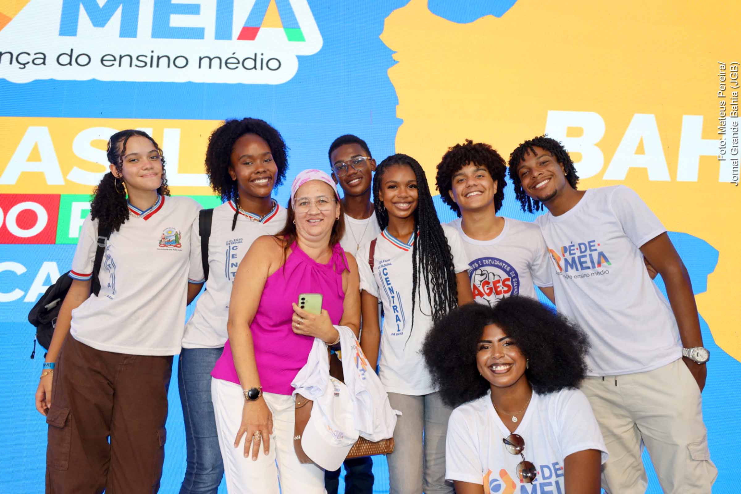 Governo da Bahia adere ao programa Pé-de-Meia visando incentivar a permanência escolar dos estudantes do ensino médio público; Parceira entre Governos Lula e Jerônimo avança com apoio do ministro Rui Costa