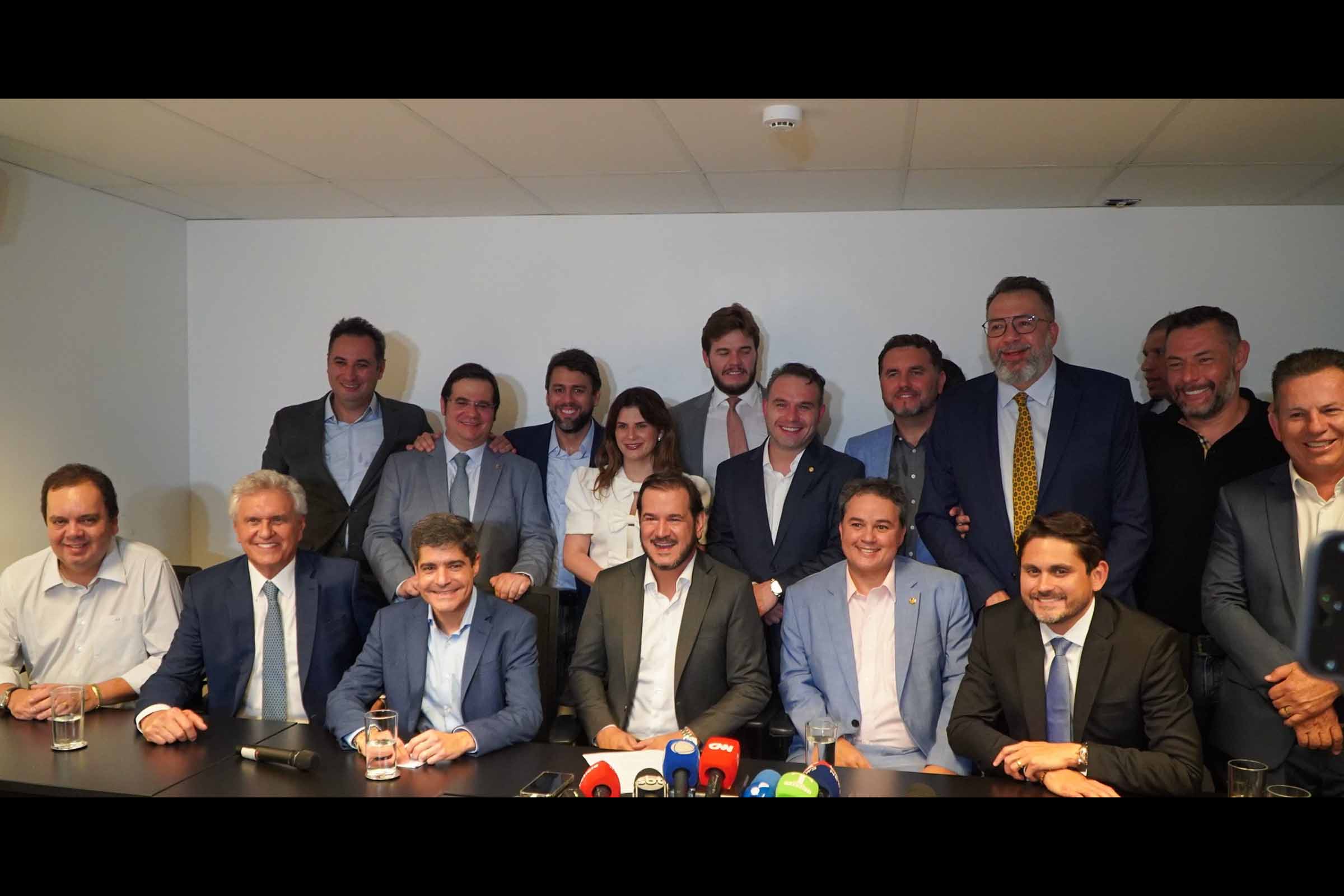 Lideranças do União Brasil comemoram eleição de Antônio Rueda e ACM Neto.