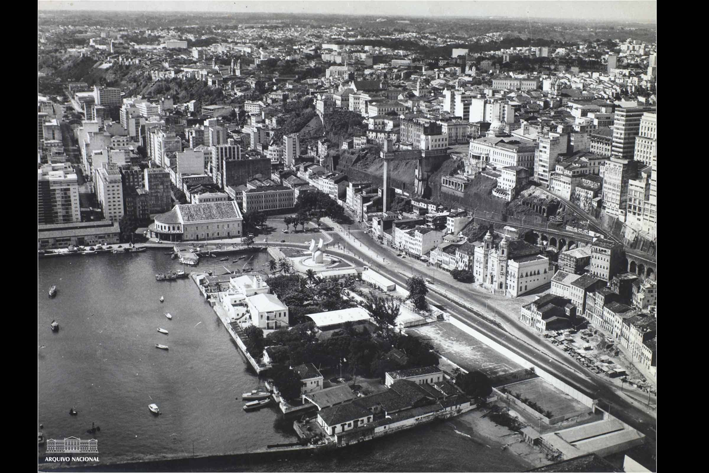 No registro de 1972, a imagem aérea da Praça Cairu, Salvador.