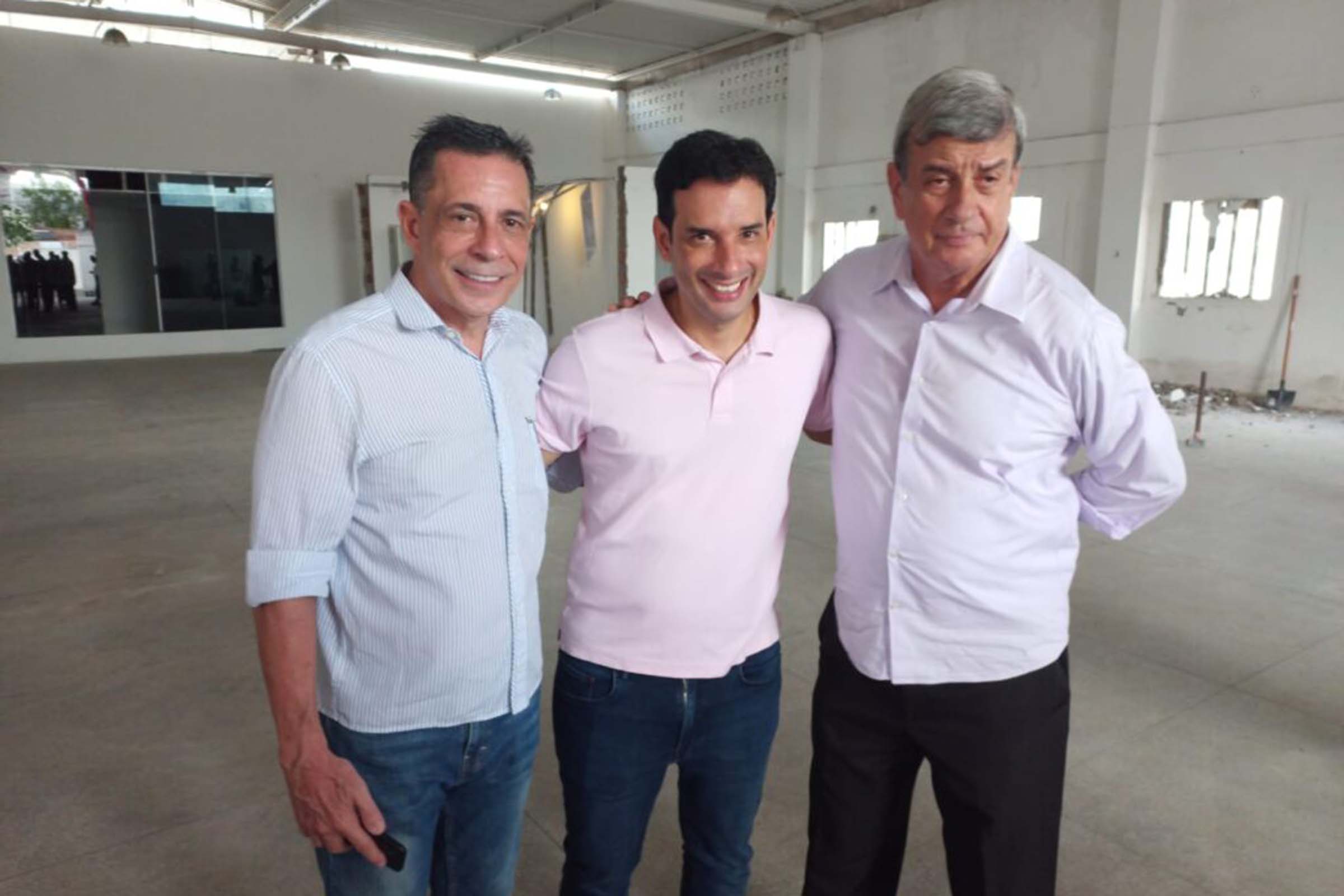 O deputado estadual Léo Prates (PDT) esteve em Feira de Santana, na sexta-feira (08/03/2024), revelando ter convidado o prefeito de Feira Colbert Martins Filho para ingressar no PDT, assim como o secretário Sérgio Carneiro.