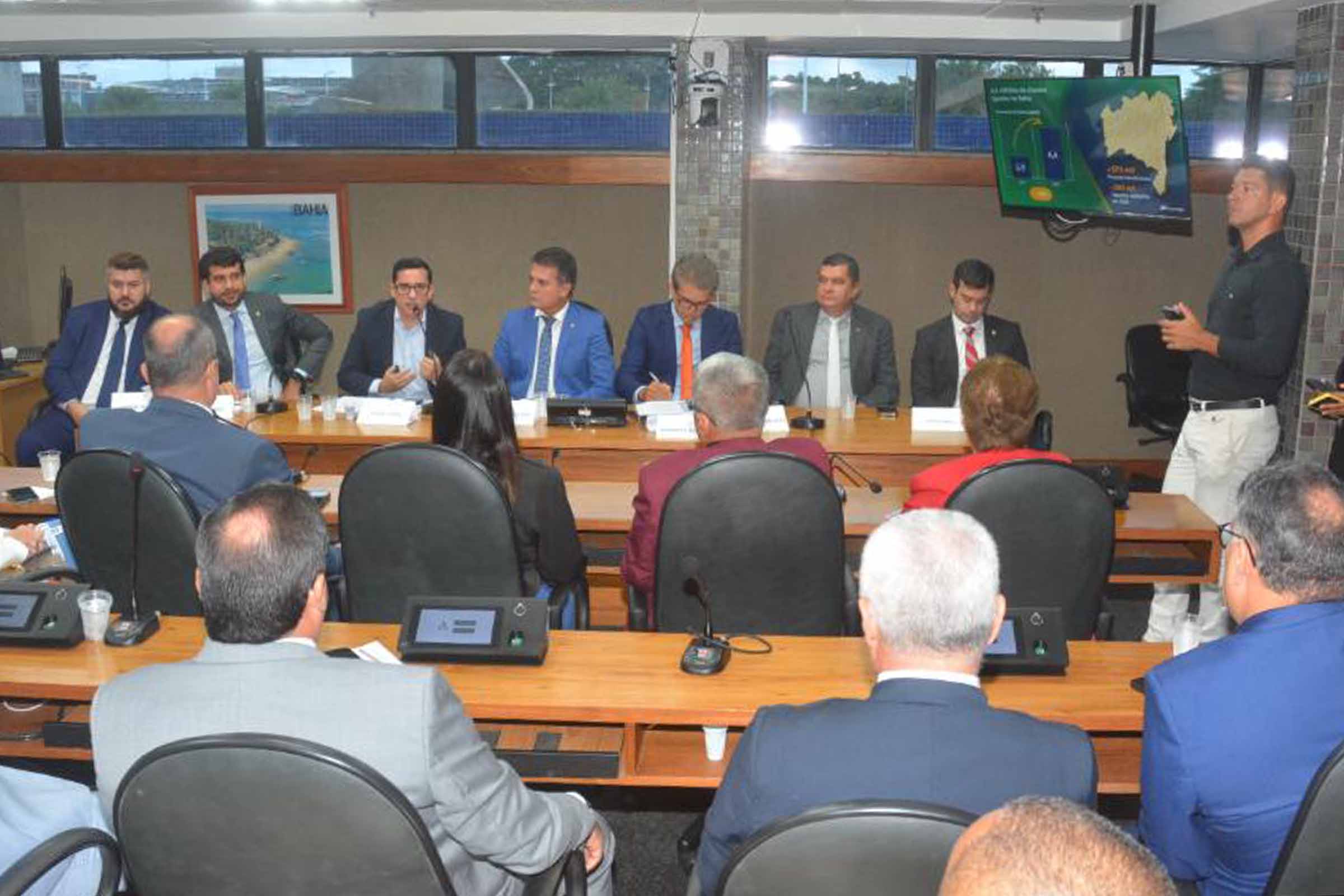 Thiago Guth, diretor-presidente da Coelba, apresenta planos de investimento em reunião conjunta das comissões parlamentares.