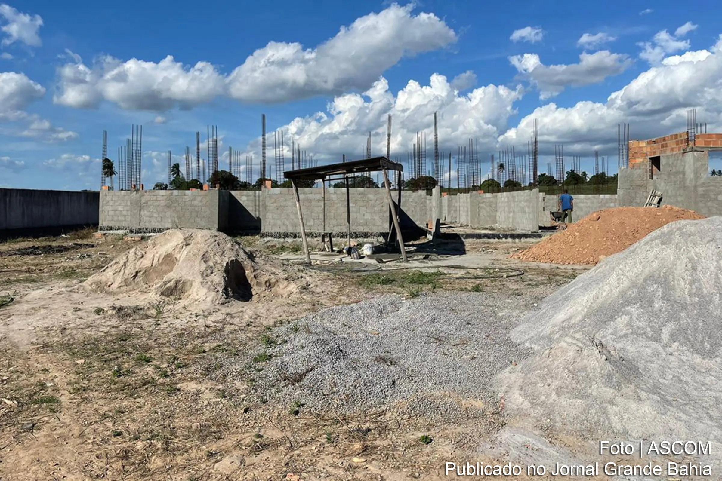 Prefeito Colbert Martins Filho e deputado federal Arthur Maia visitam as obras da UPA de Humildes, cujo progresso atinge 35% de execução.