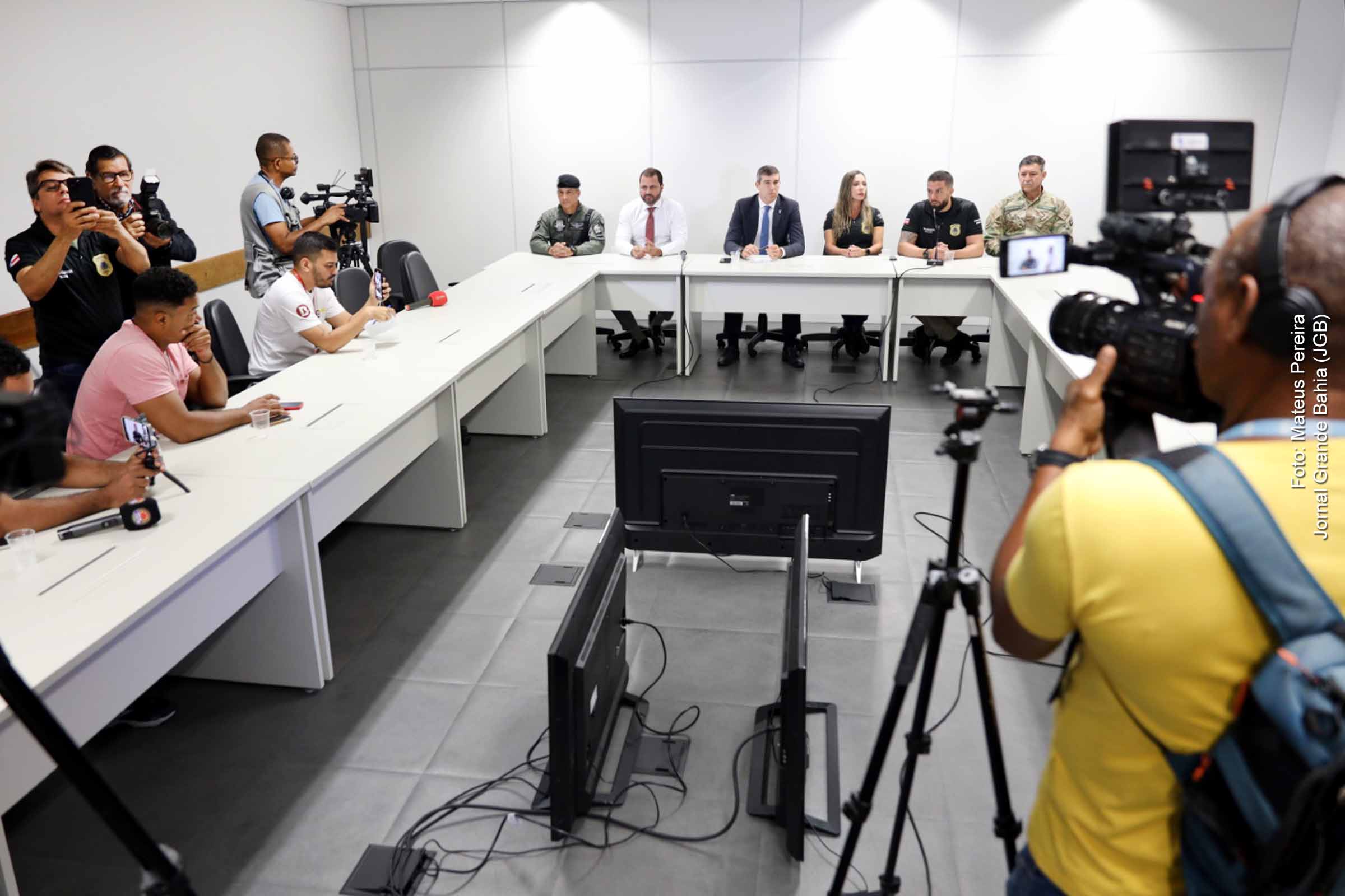 Operação conjunta resulta na apreensão de armas, drogas e prisão de membros de facções criminosas na Valéria, em Salvador.