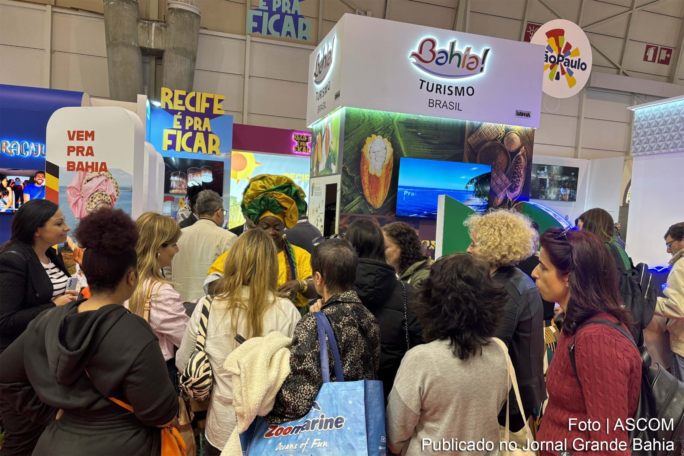 Participantes da Bolsa de Turismo de Lisboa expressam interesse em explorar os destinos turísticos da Bahia, após interações no evento.
