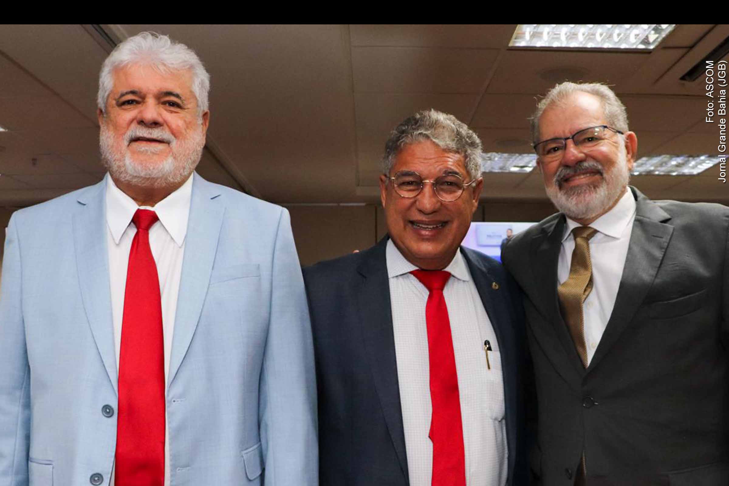 Nesta terça-feira (05/03/2024), os deputados estaduais participaram da sabatina dos indicados ao Tribunal de Contas do Município (TCM), seguindo o rito regimental. Paulo Rangel e Marcelo Nilo foram apresentados pelos líderes partidários Rosemberg Pinto e Alan Sanches. A votação, que acontecerá à tarde no Plenário, busca eleger o novo conselheiro com o suporte de 32 votos.