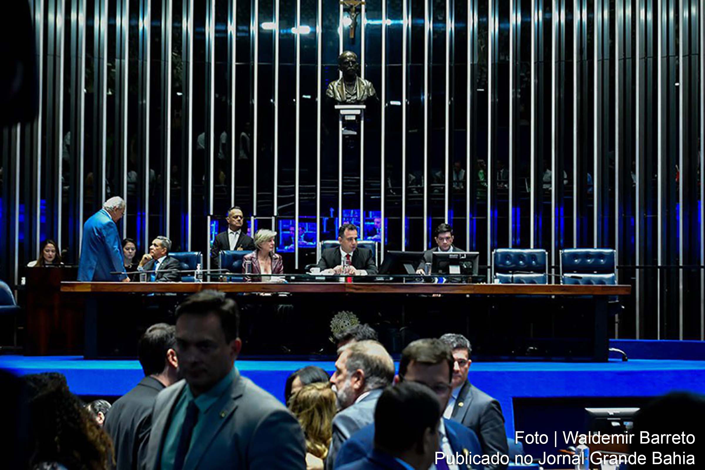 Senado aprova projeto de lei que estabelece a Política Nacional de Economia Circular, incentivando práticas sustentáveis.