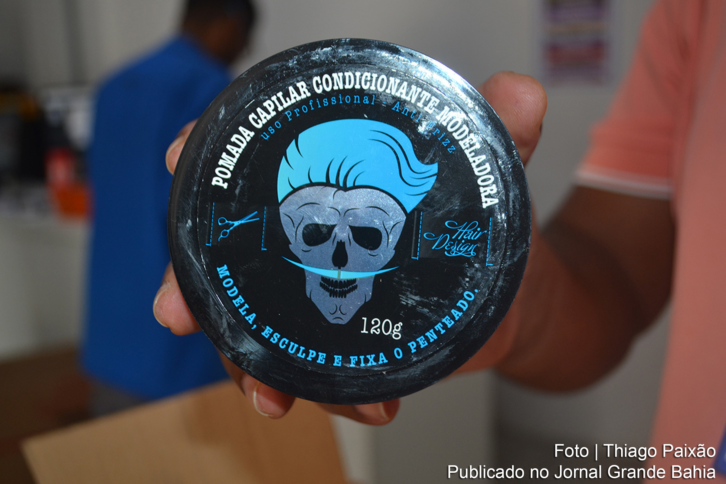 Prefeitura de Feira de Santana reforça orientação da Anvisa para evitar venda de pomadas de cabelo que podem causar cegueira temporária.